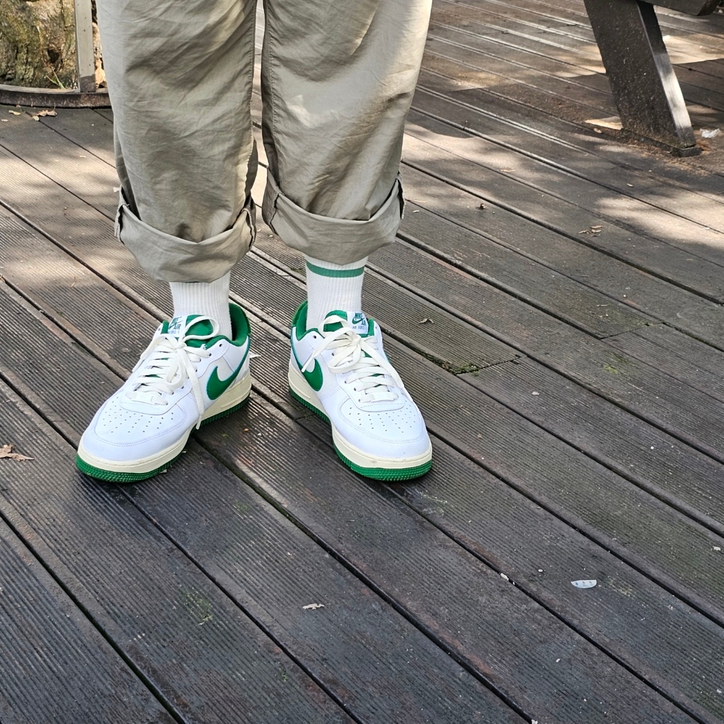 Nike Air Force 1 '07 LV8 Varsity White Pine Green 착용 스타일