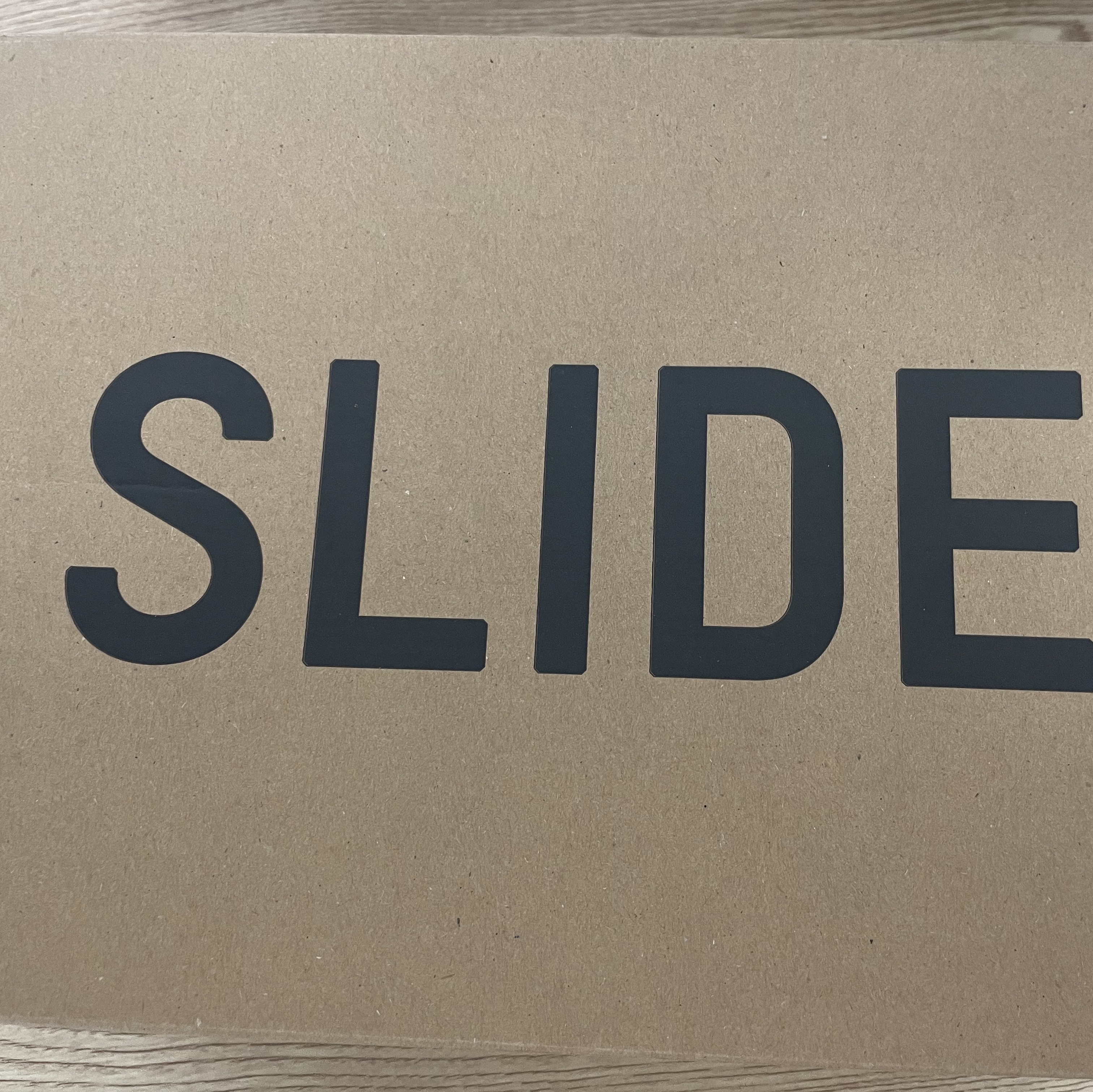 Adidas Yeezy Slide Slate Grey 착용 스타일 - 1