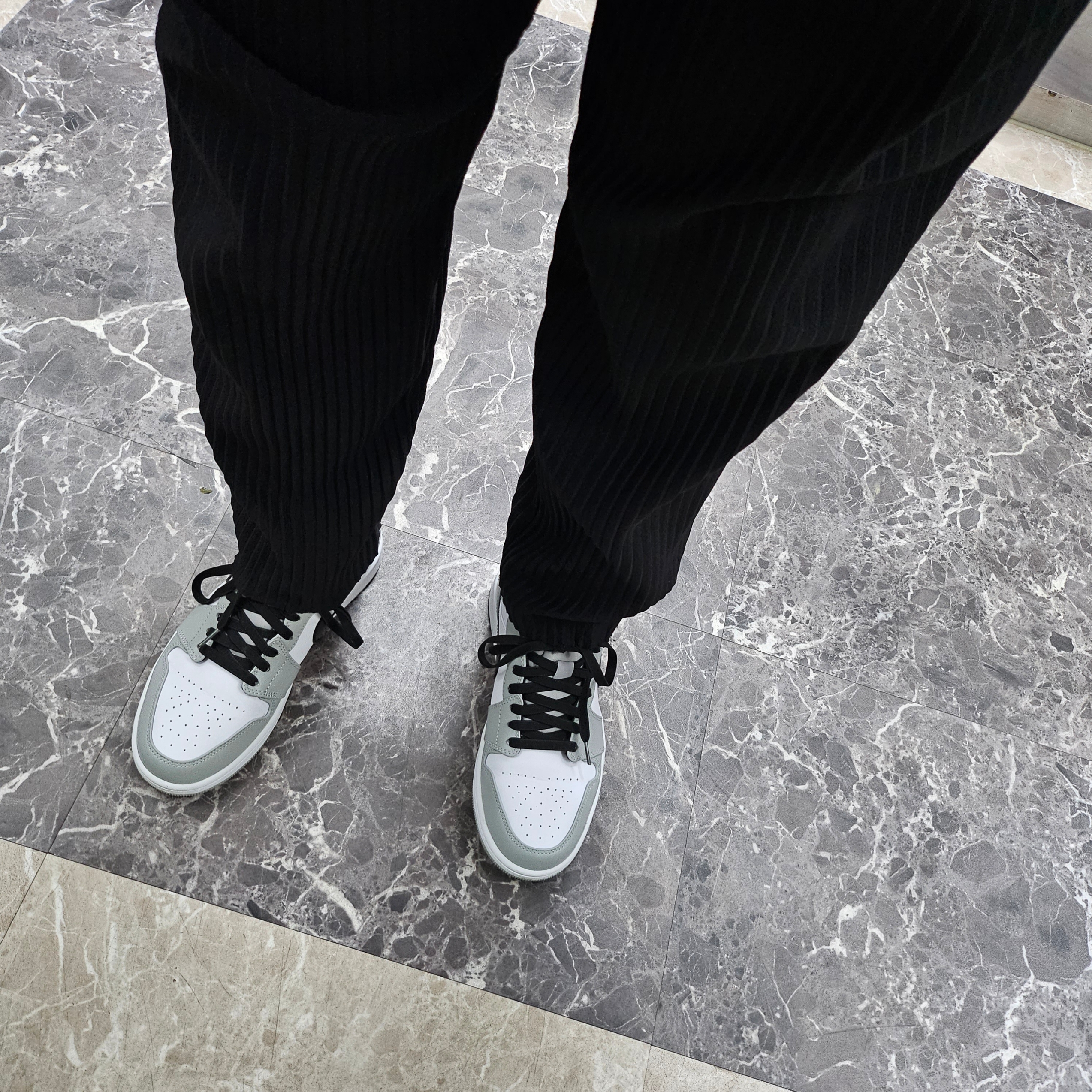 Jordan 1 Mid Light Smoke Grey, Wooyoungmi Cotton Back Logo T-shirt Black - 23SS 착용 스타일 - 1