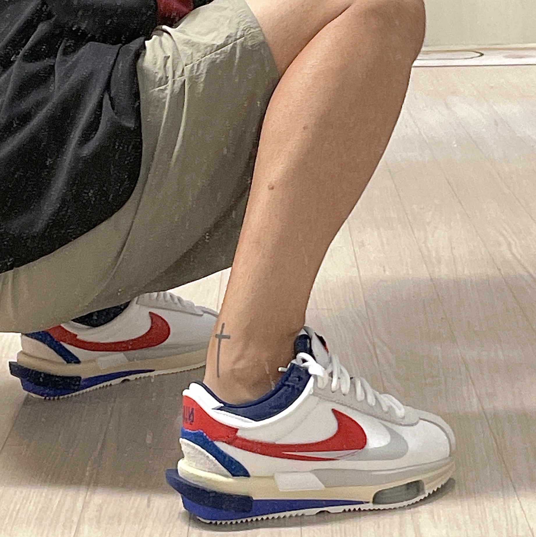 Nike x Sacai Zoom Cortez SP White and University Red 착용 스타일 - 3