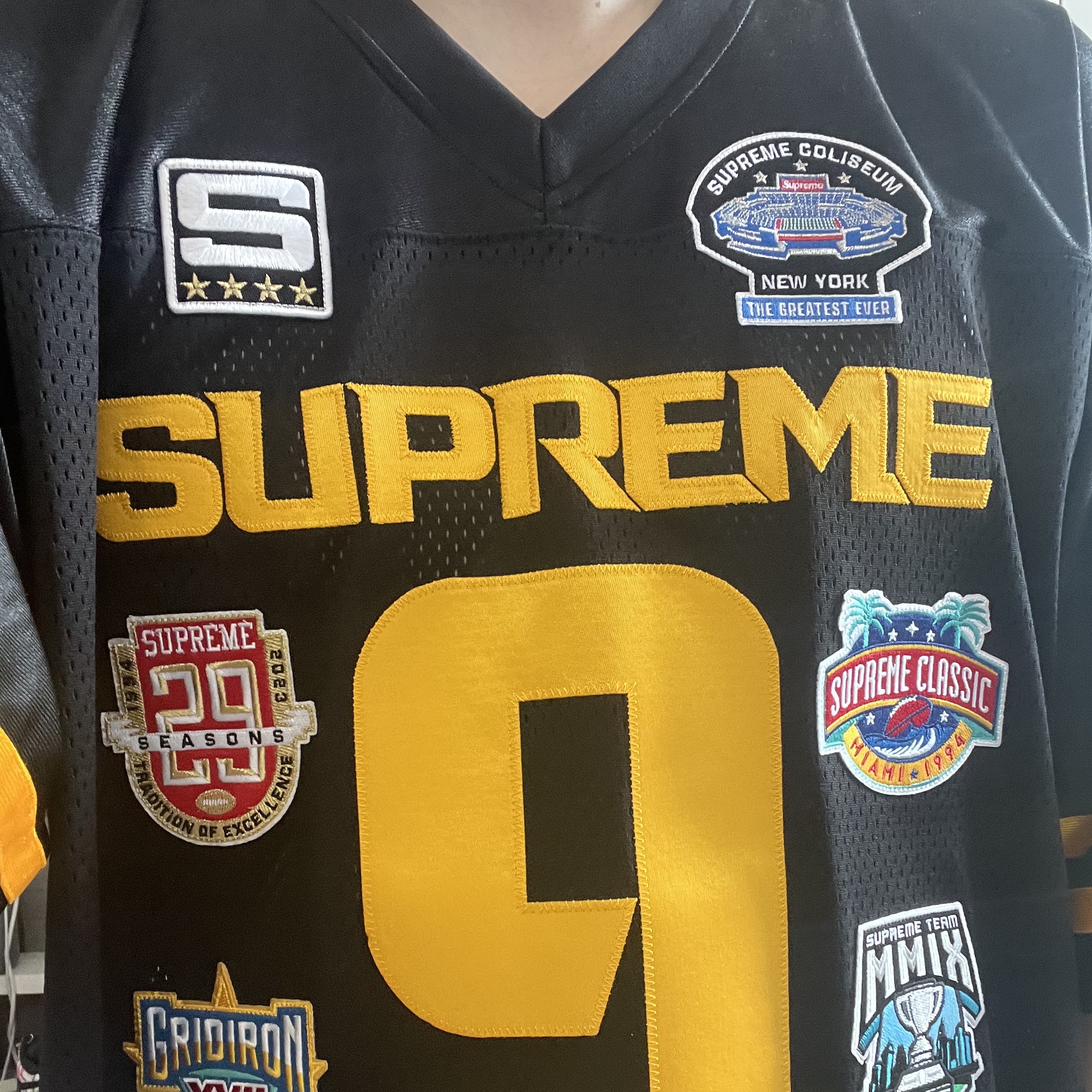 Supreme Championships Embroidered Football Jersey Black - 23FW 착용 스타일