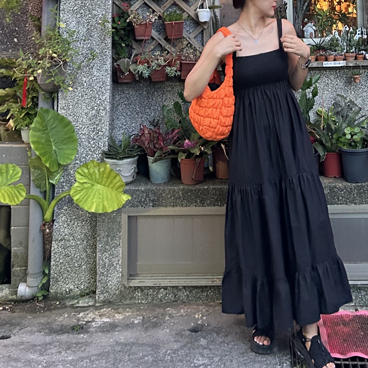 COS Quilted Mini Bag Bright Orange 착용 스타일