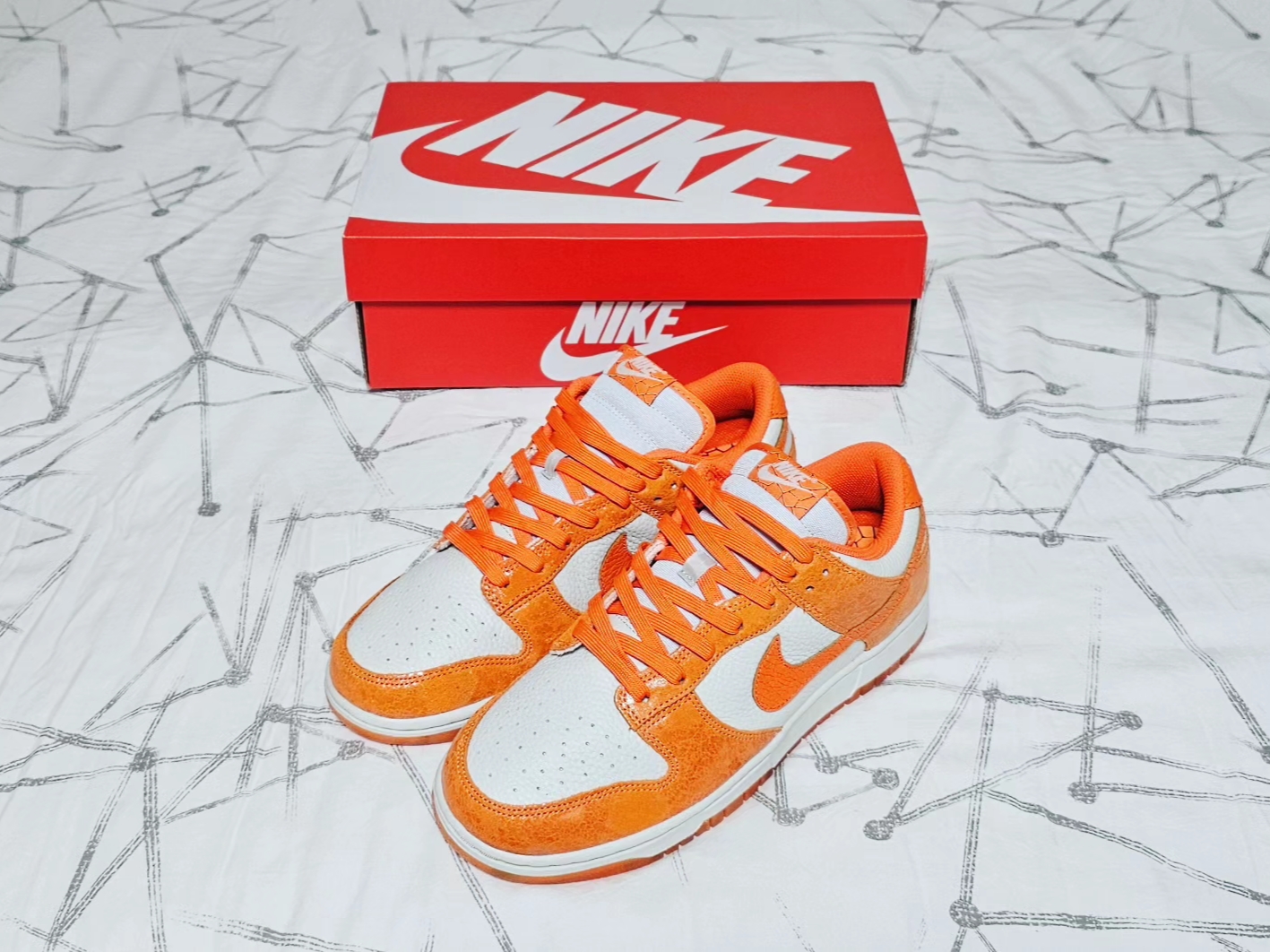 (W) Nike Dunk Low Total Orange 착용 스타일 - 1