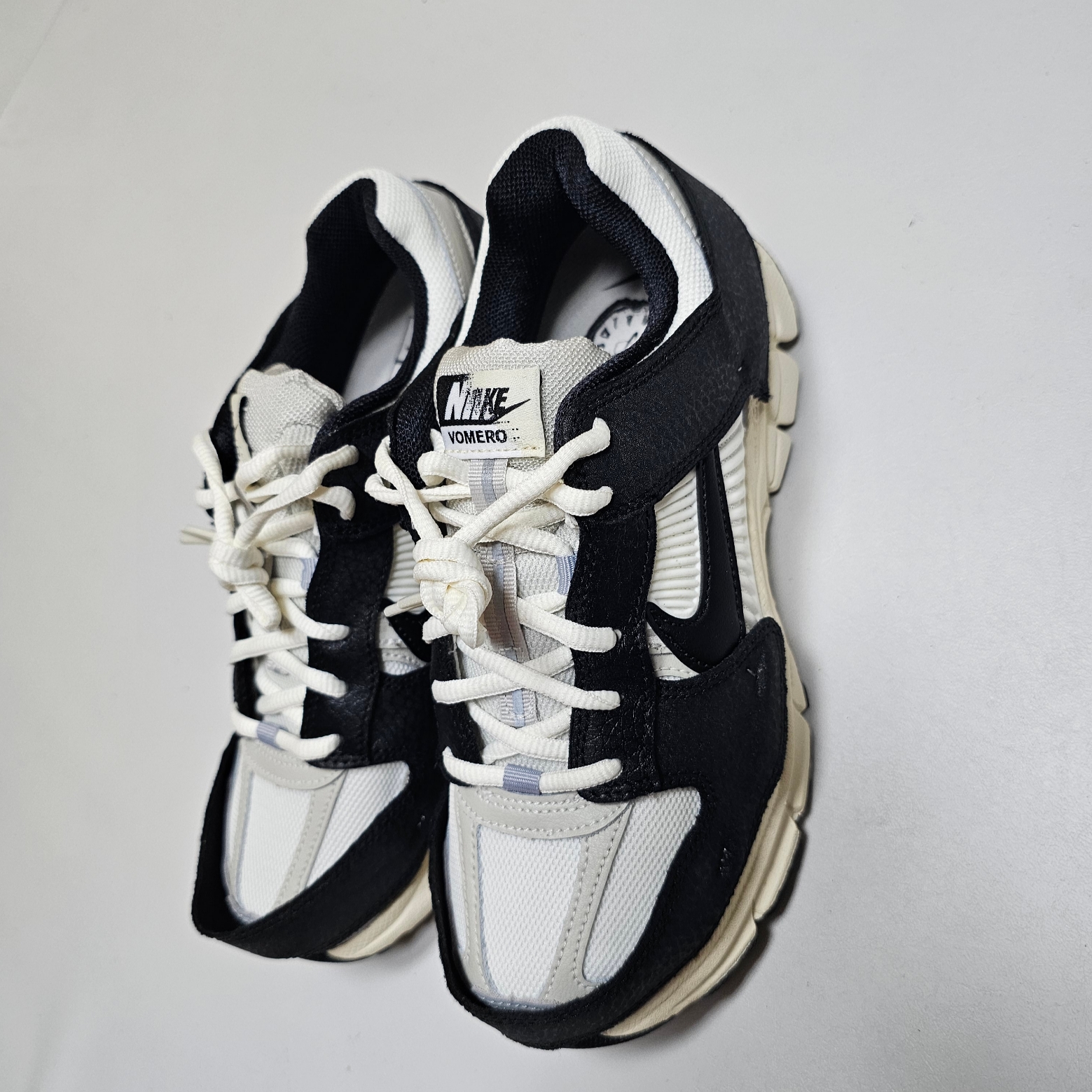 (W) Nike Zoom Vomero 5 Wolf Grey and Black 착용 스타일