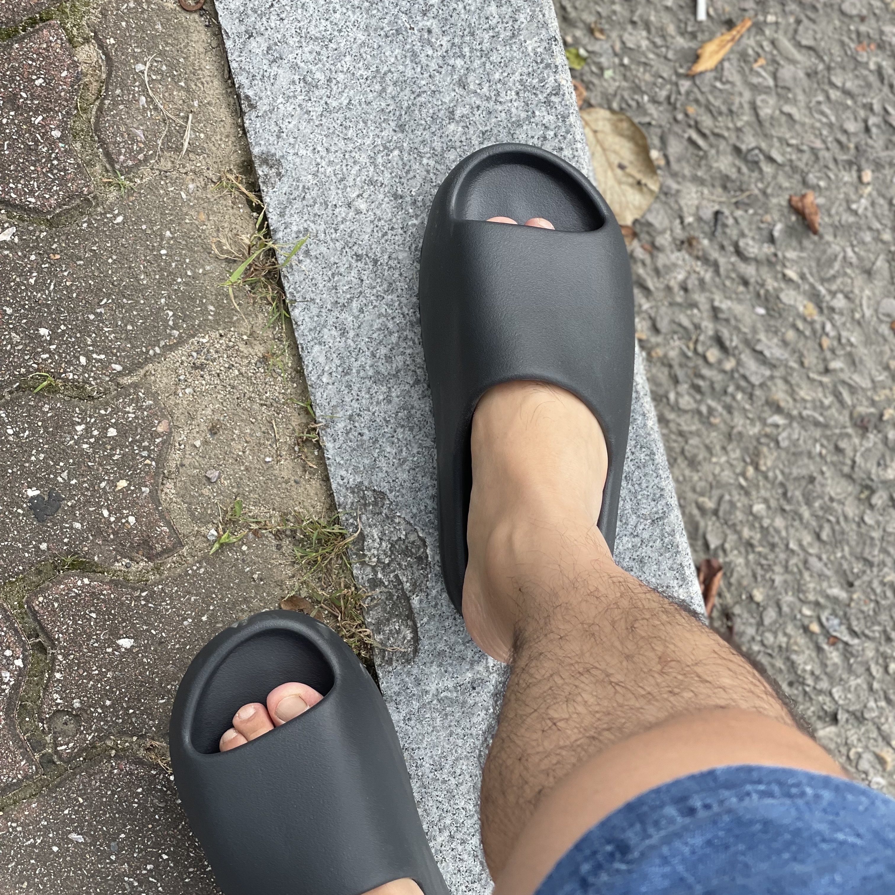 Adidas Yeezy Slide Onyx 착용 스타일
