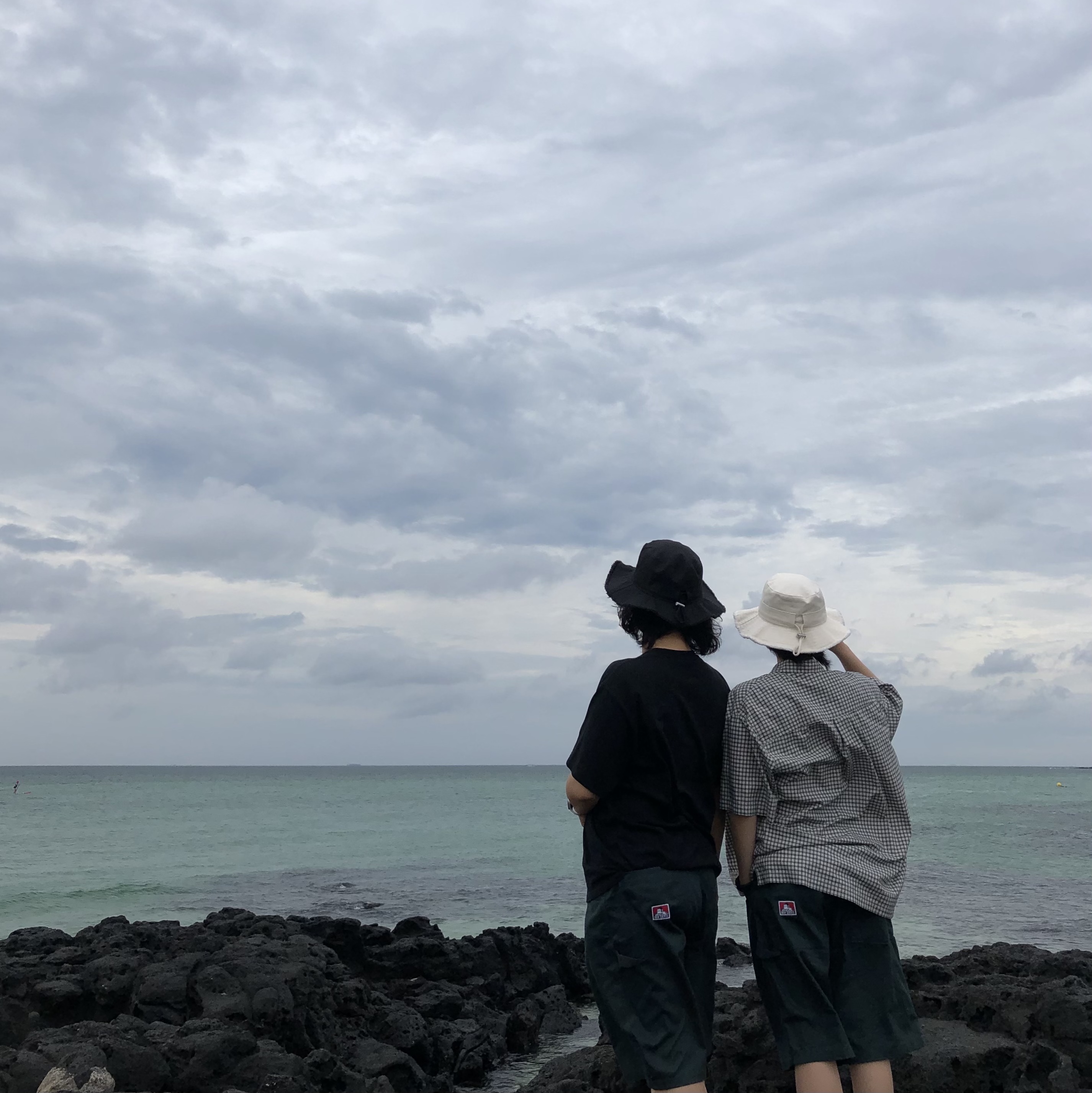 Jacquemus Le Bob Artichaut Bucket Hat Off White, Jacquemus Le Bob Artichaut Bucket Hat Black 착용 스타일
