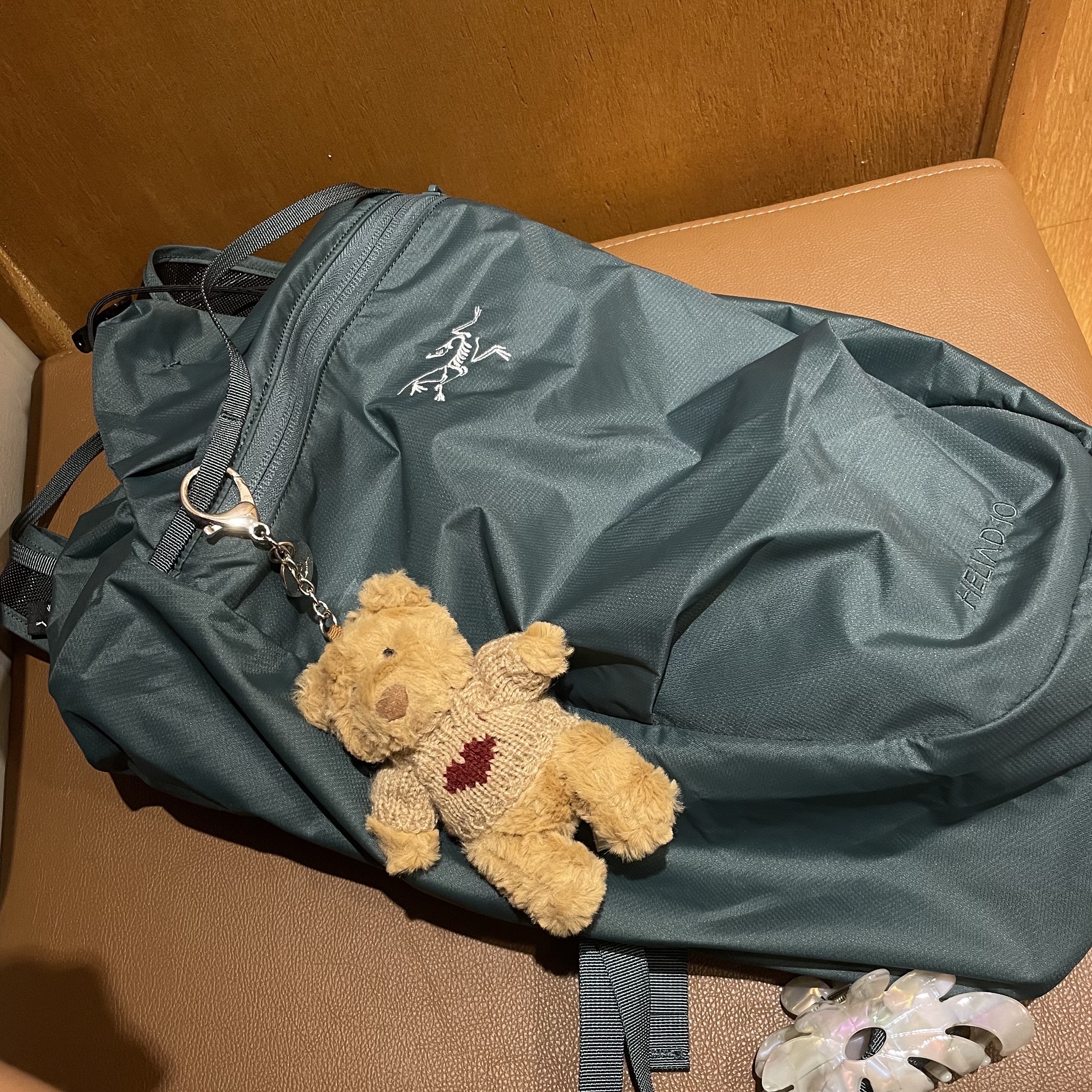 Arc'teryx Heliad 10 Backpack Boxcar, Jellycat Bartholomew Bear Bag Charm Brown 착용 스타일 - 2