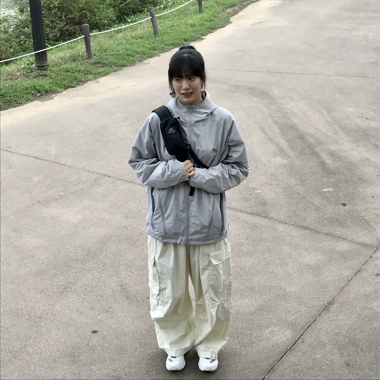 Salomon XT-4 White Lunar Rock 착용 스타일 - 3