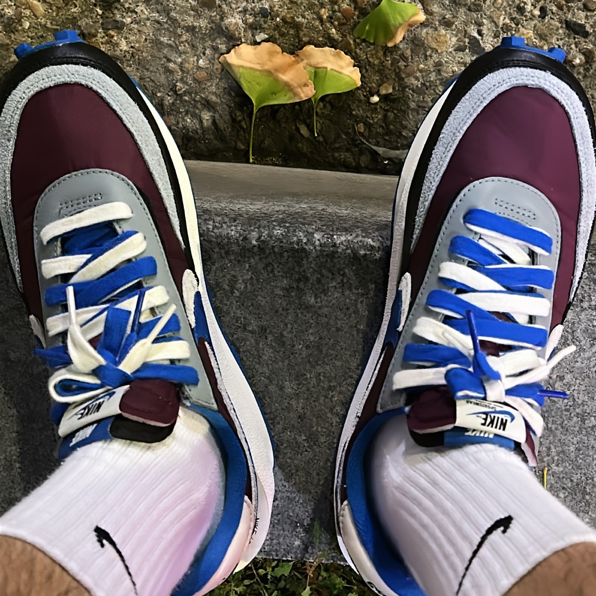 Nike x Sacai x Undercover LDWaffle Night Maroon Team Royal 착용 스타일 - 2