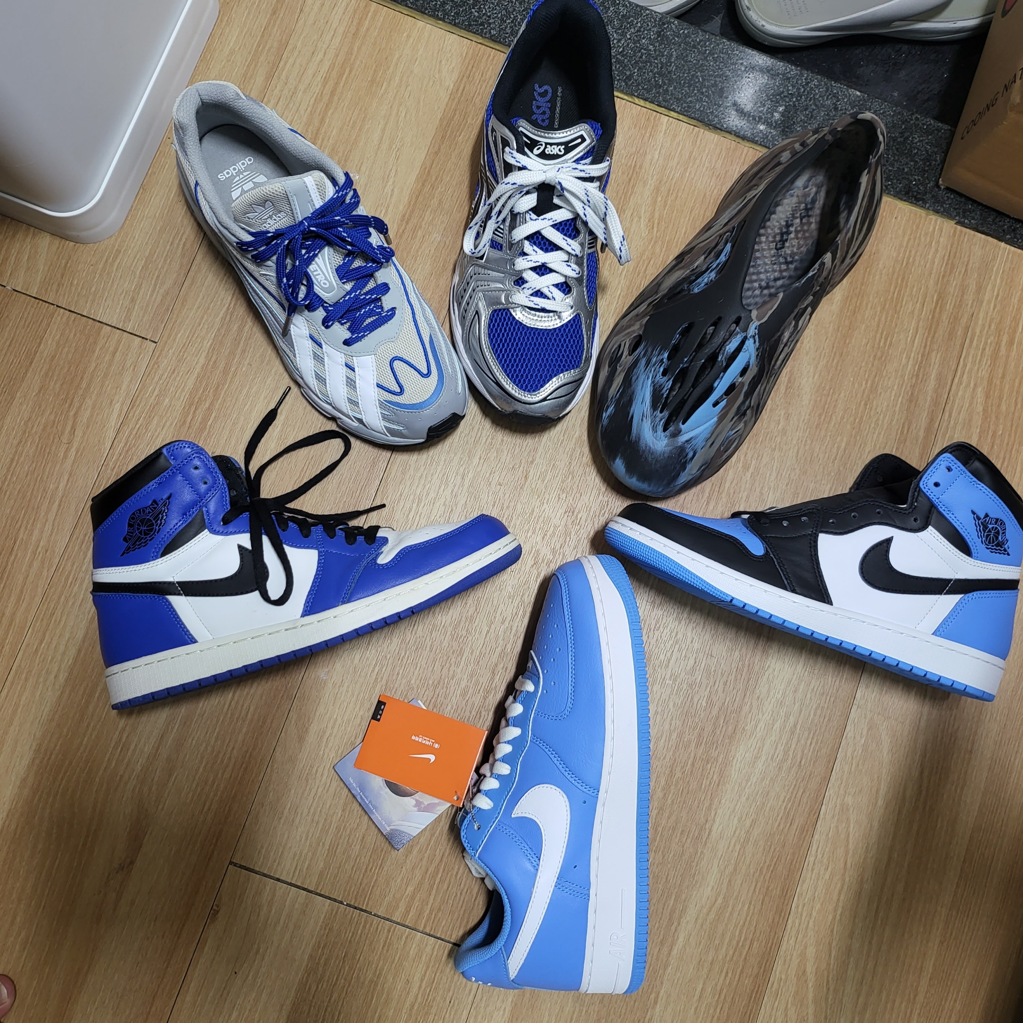 Jordan 1 Retro High Game Royal, Nike Air Force 1 Low Retro Color of the Month University Blue 착용 스타일