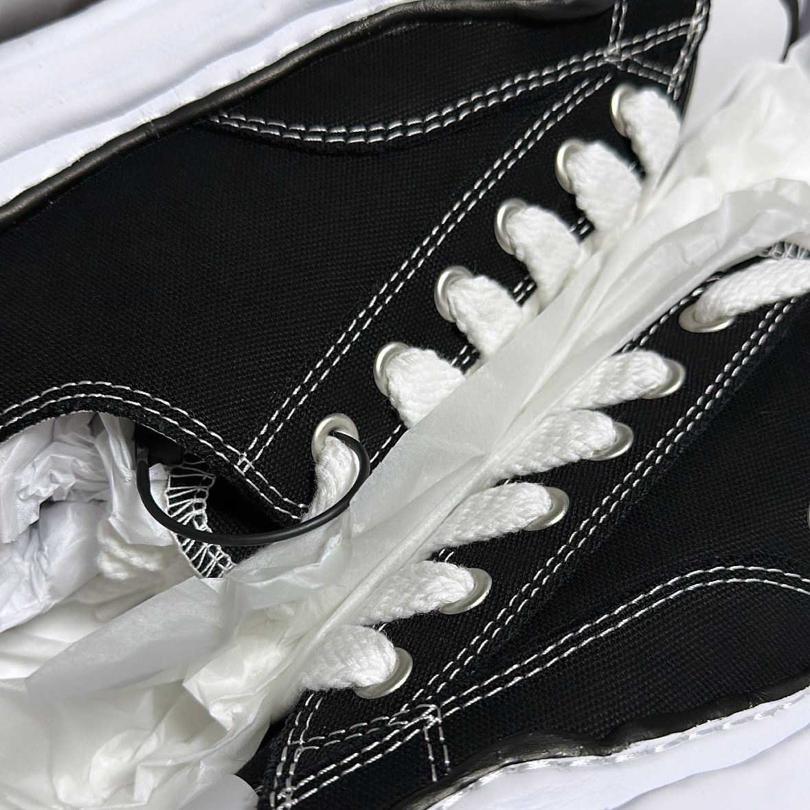 Maison Mihara Yasuhiro Peterson OG Sole Canvas Low Sneakers Black 착용 스타일 - 2