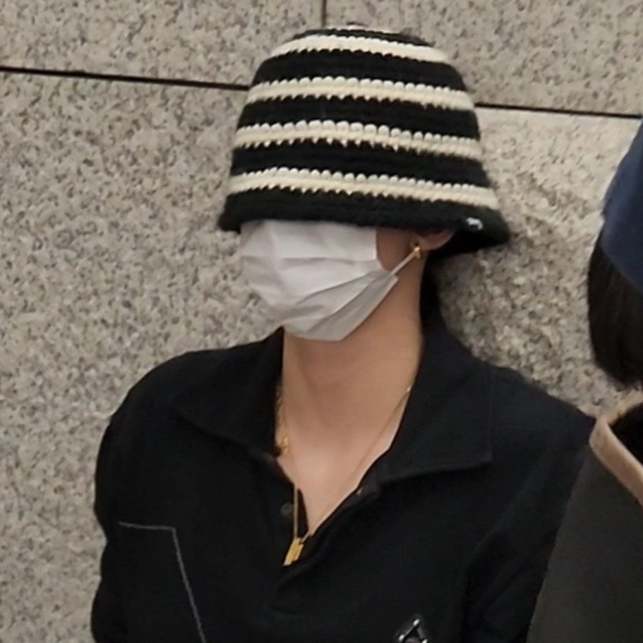 Stussy Swirl Knit Bucket Hat Black 착용 스타일 - 2