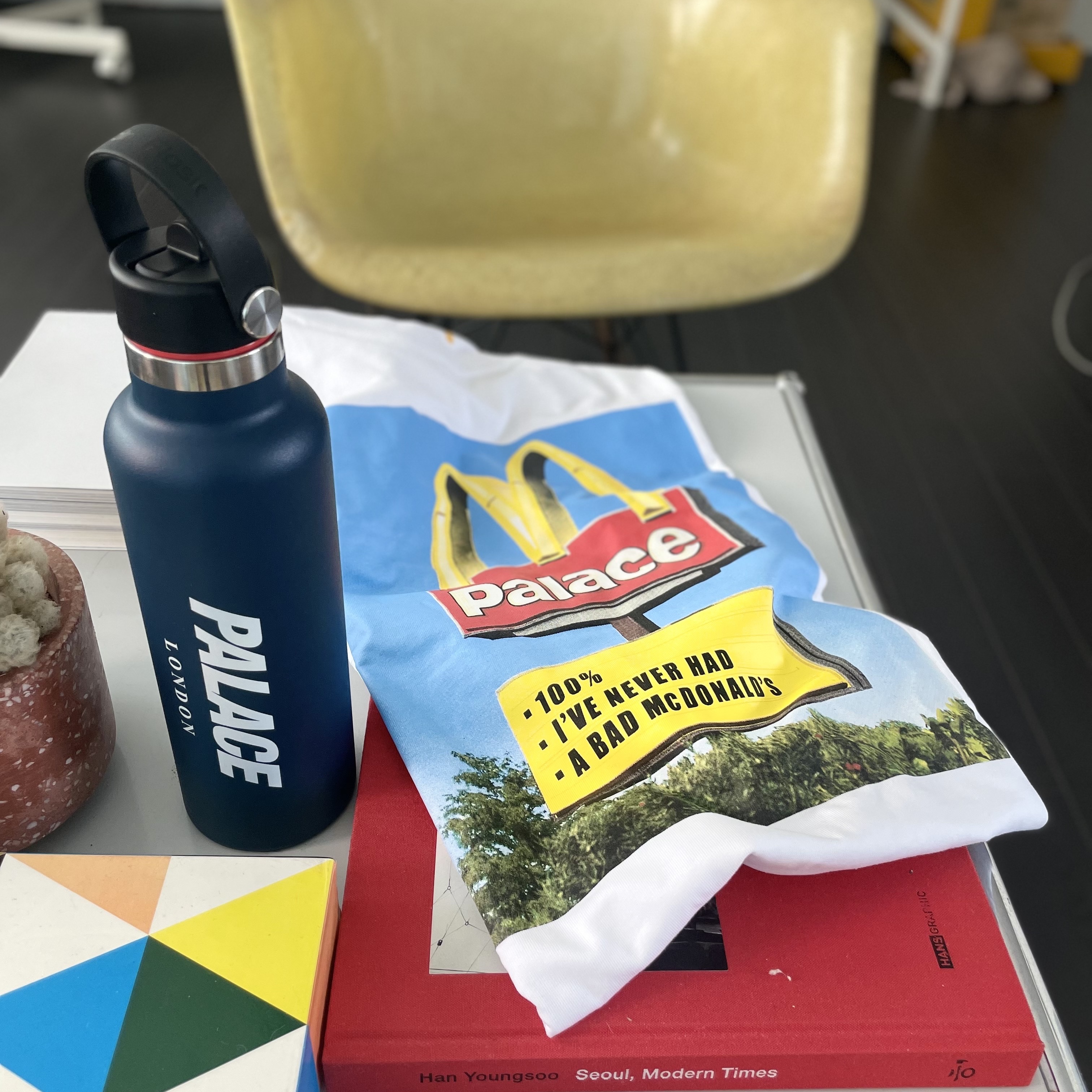 Palace Hydro Flask 21 oz. Standard Mouth Navy (With Flex Straw Cap) - 23FW, Palace x McDonald's Sign T-Shirt White - 23FW 착용 스타일