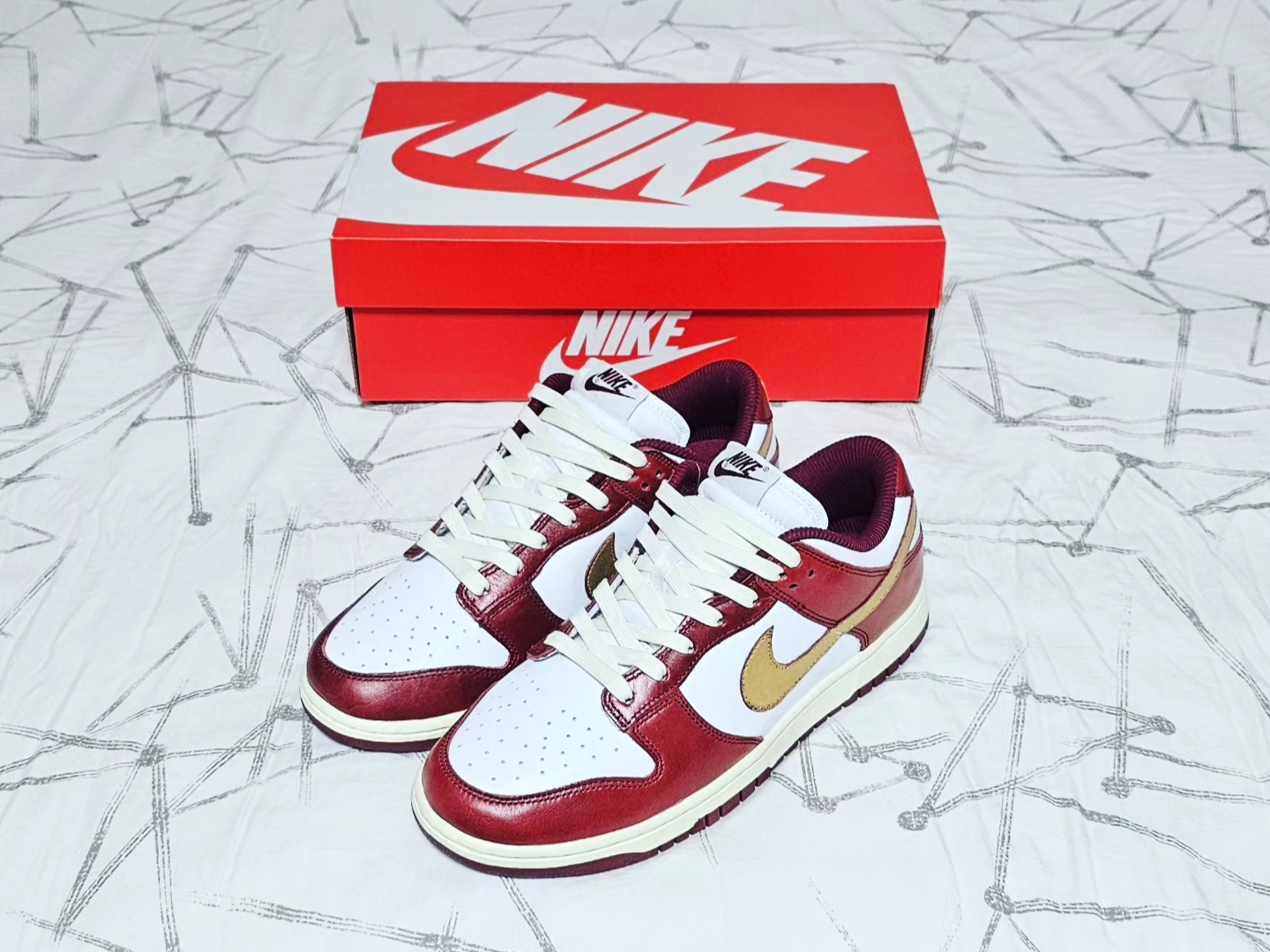 (W) Nike Dunk Low Retro PRM Team Red and White 착용 스타일 - 1
