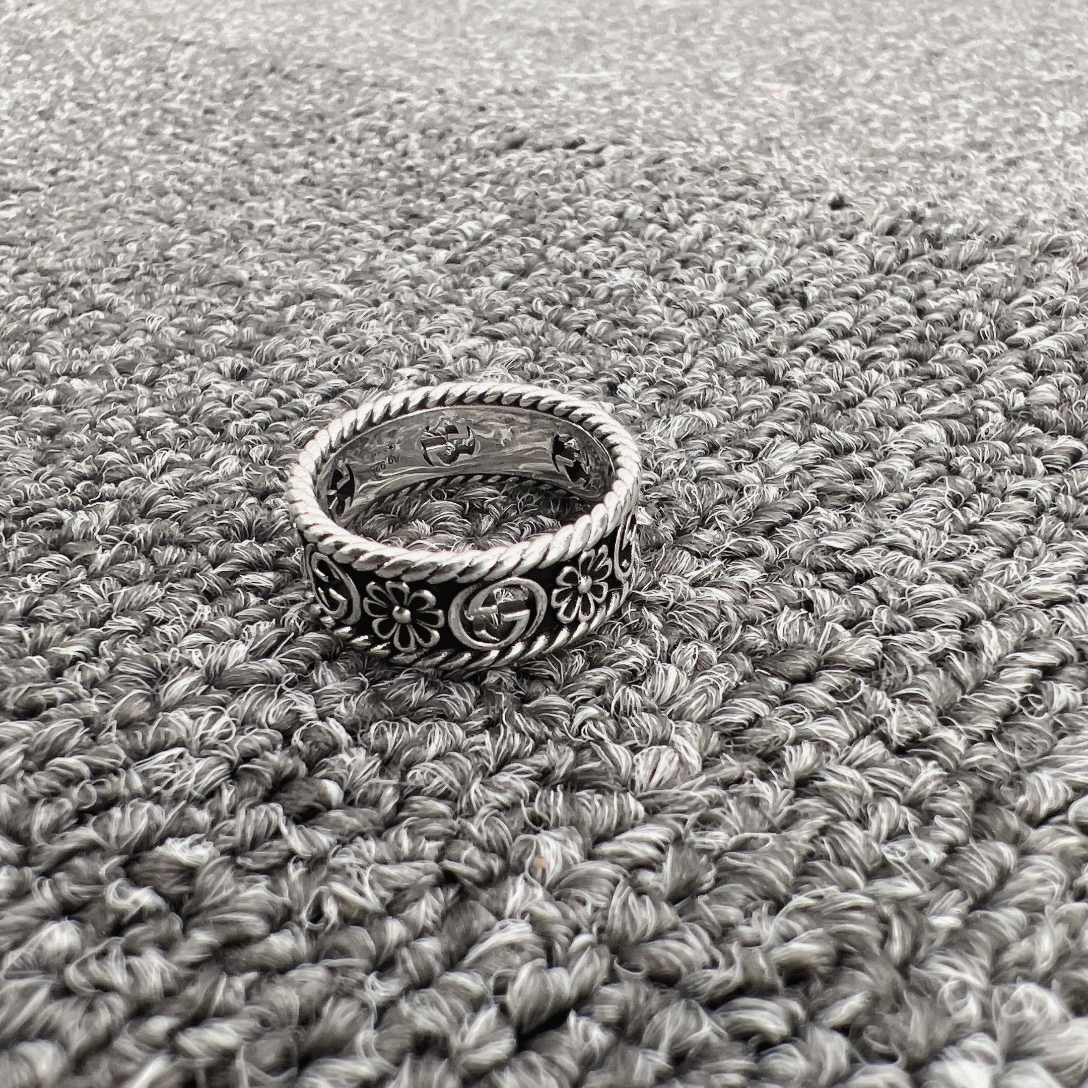 Gucci Interlocking G Silver Ring Silver Aged Finish 착용 스타일