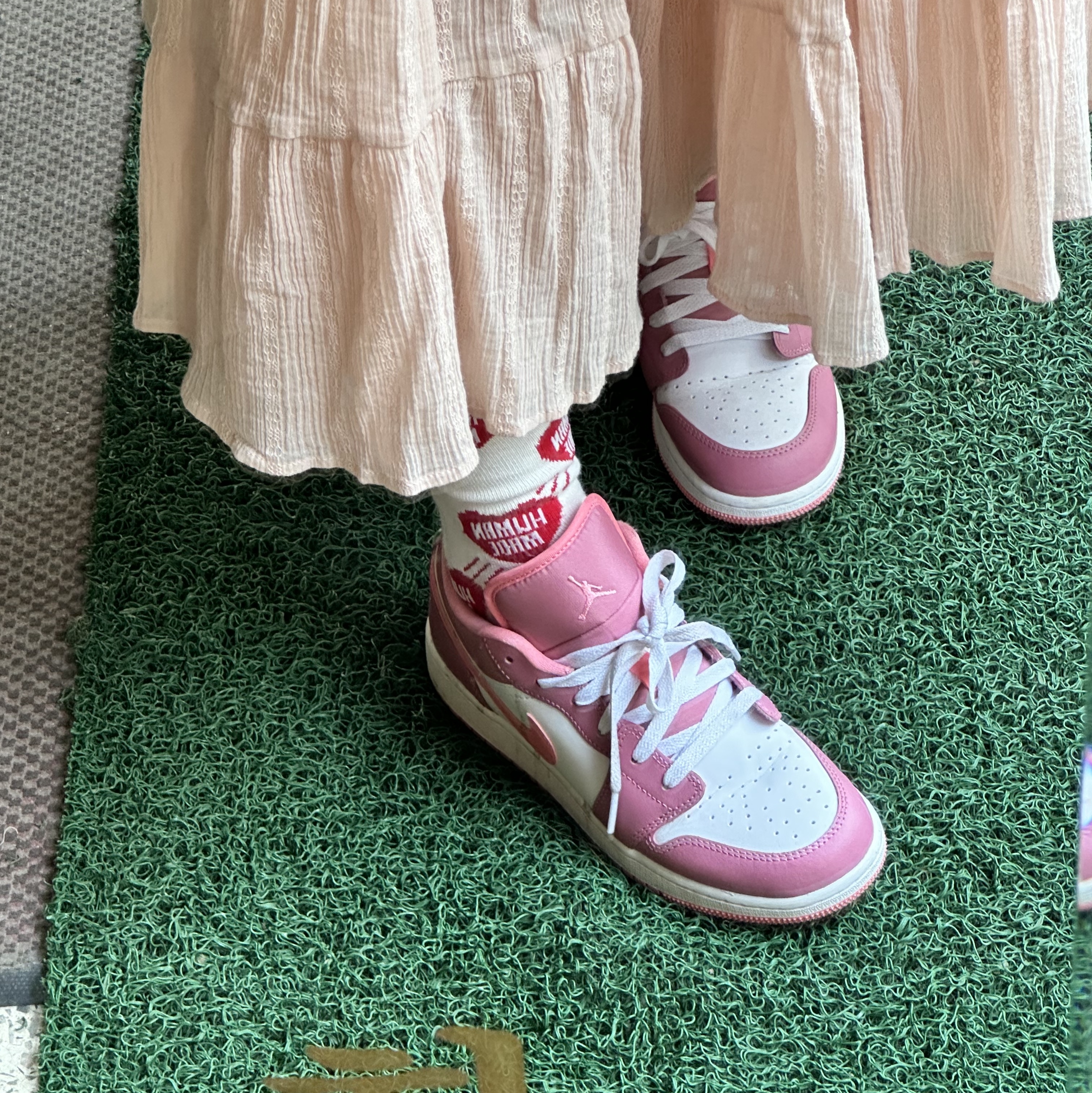 (GS) Jordan 1 Low Desert Berry, Human Made Heart Pattern Socks Red 착용 스타일 - 1