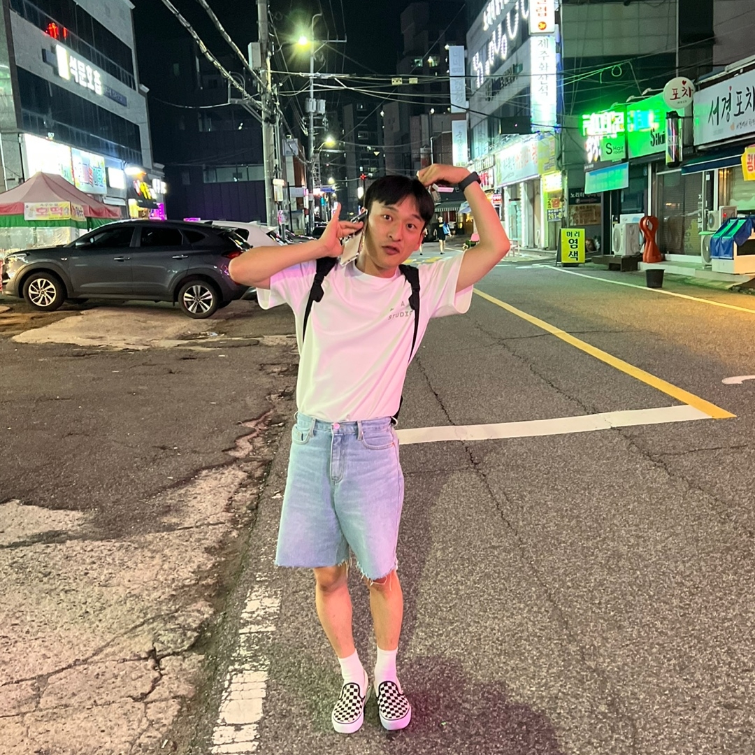 IAB Studio T-Shirt White Light Green 착용 스타일