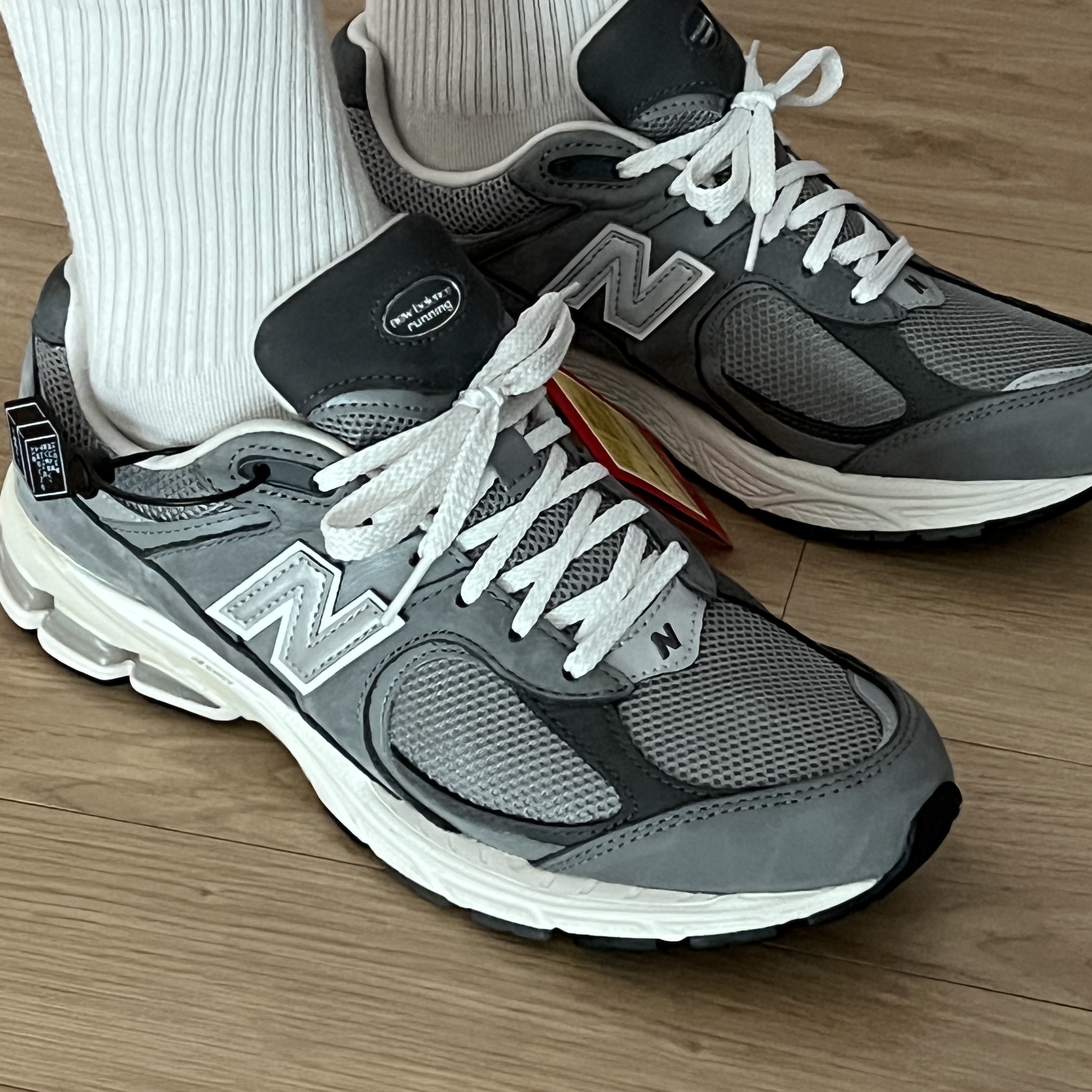 New Balance 2002R Premium Vintage Grey 착용 스타일 - 3