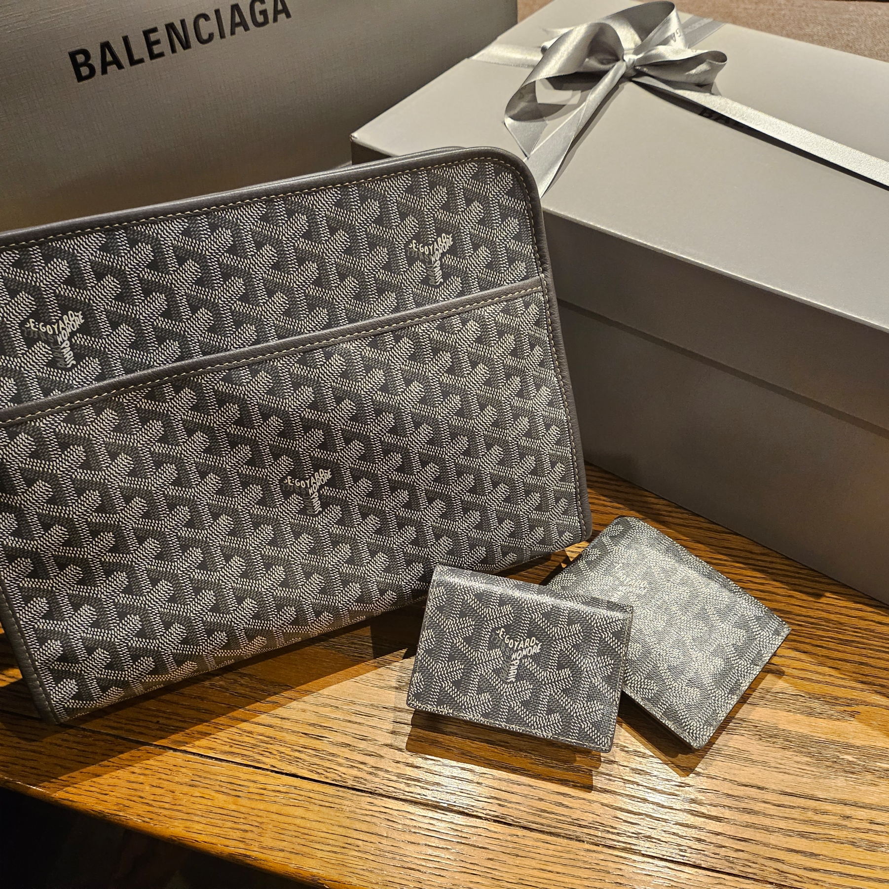 Undermycar x STU Gork Multi Taping Military Jacket Moon Night - Galleria Exclusive, Undermycar House of Lily Graphic T-Shirt White - 23SS 착용 스타일 - 3