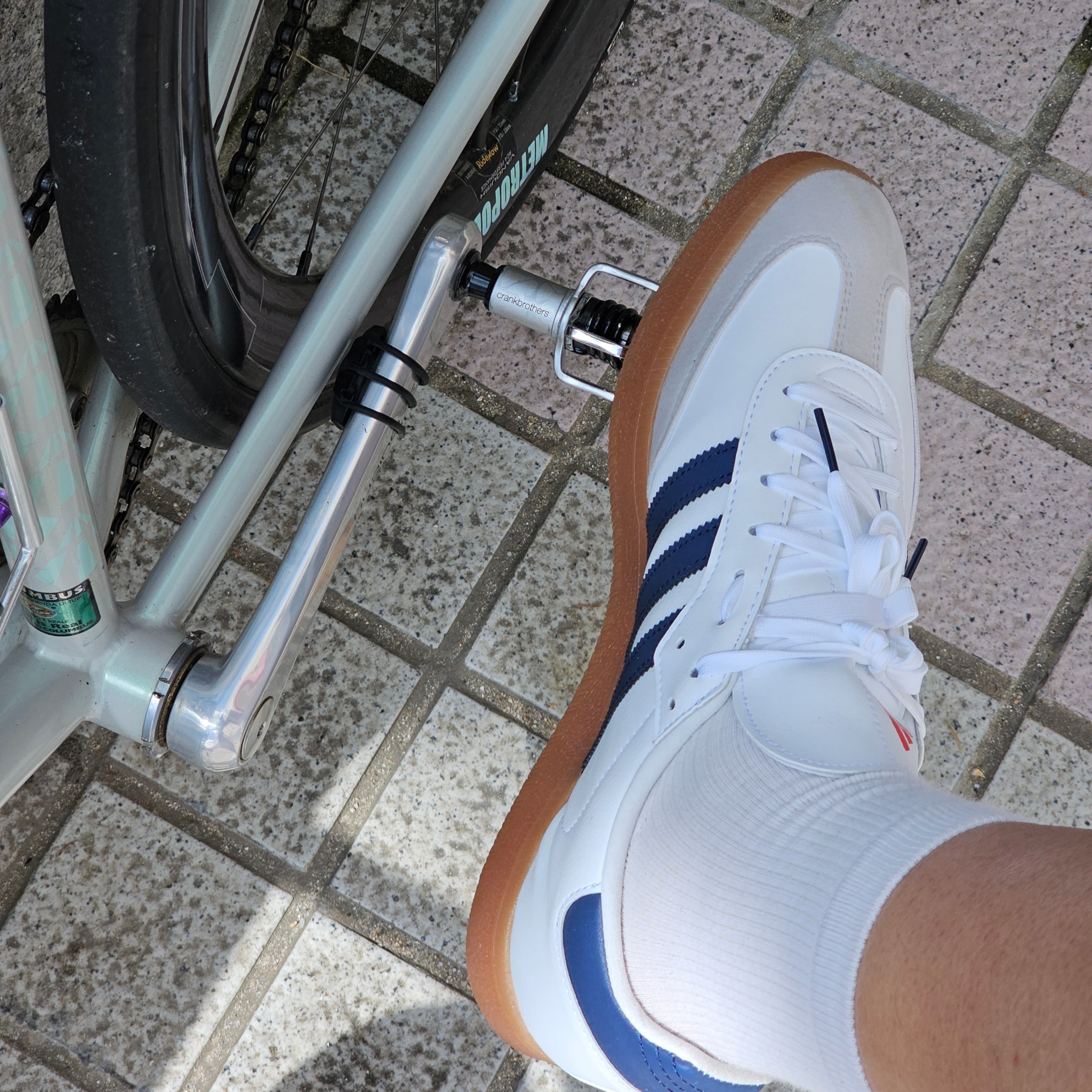 Adidas Velosamba Vegan Cycling Cloud White Team Navy Blue 착용 스타일 - 1