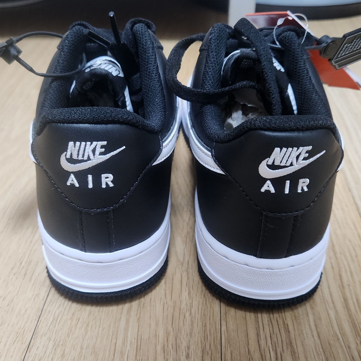 Nike Air Force 1 '07 Black White 착용 스타일 - 3