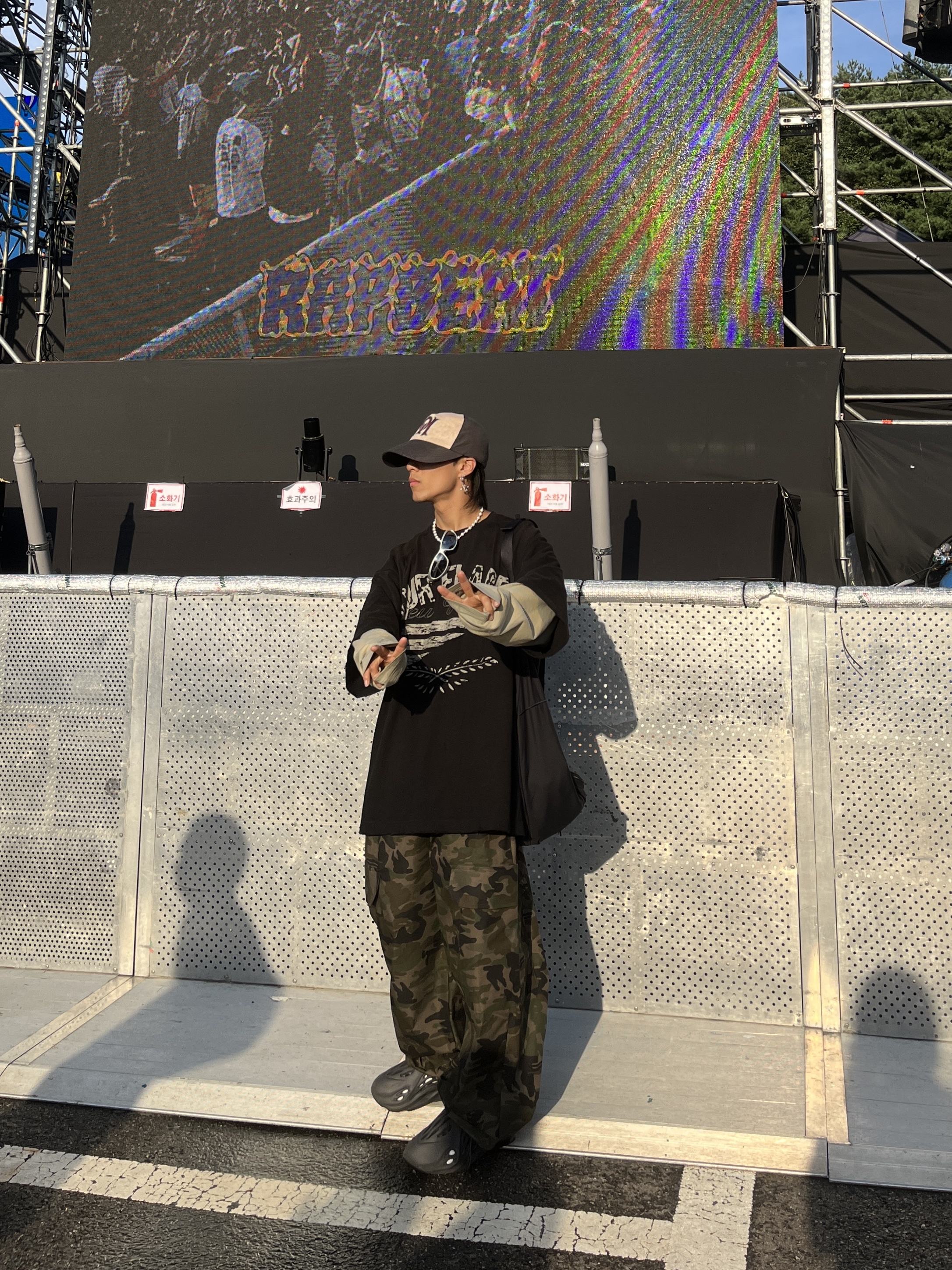 Adidas Yeezy Foam RNNR Onyx 착용 스타일 - 2
