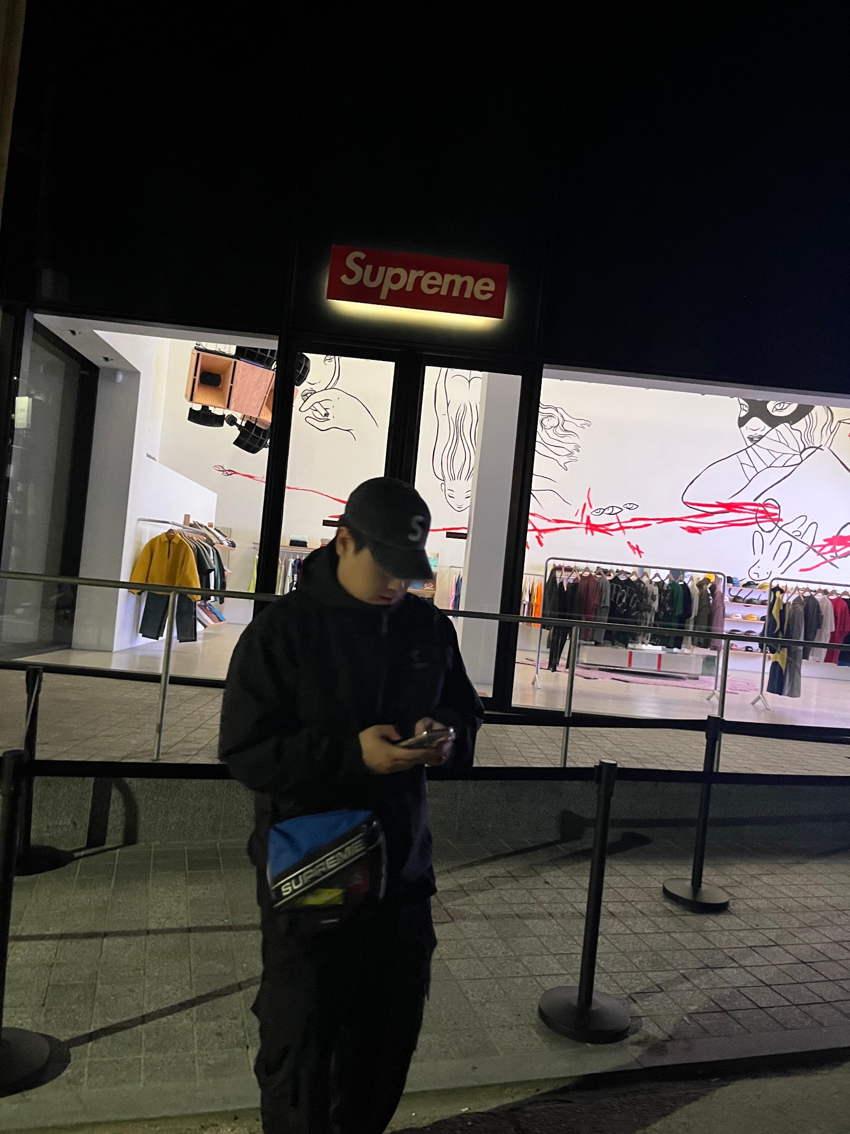 Supreme Pigment Print S Logo 6-Panel Black - 23FW, Supreme Shoulder Bag Blue - 23FW 착용 스타일 - 3