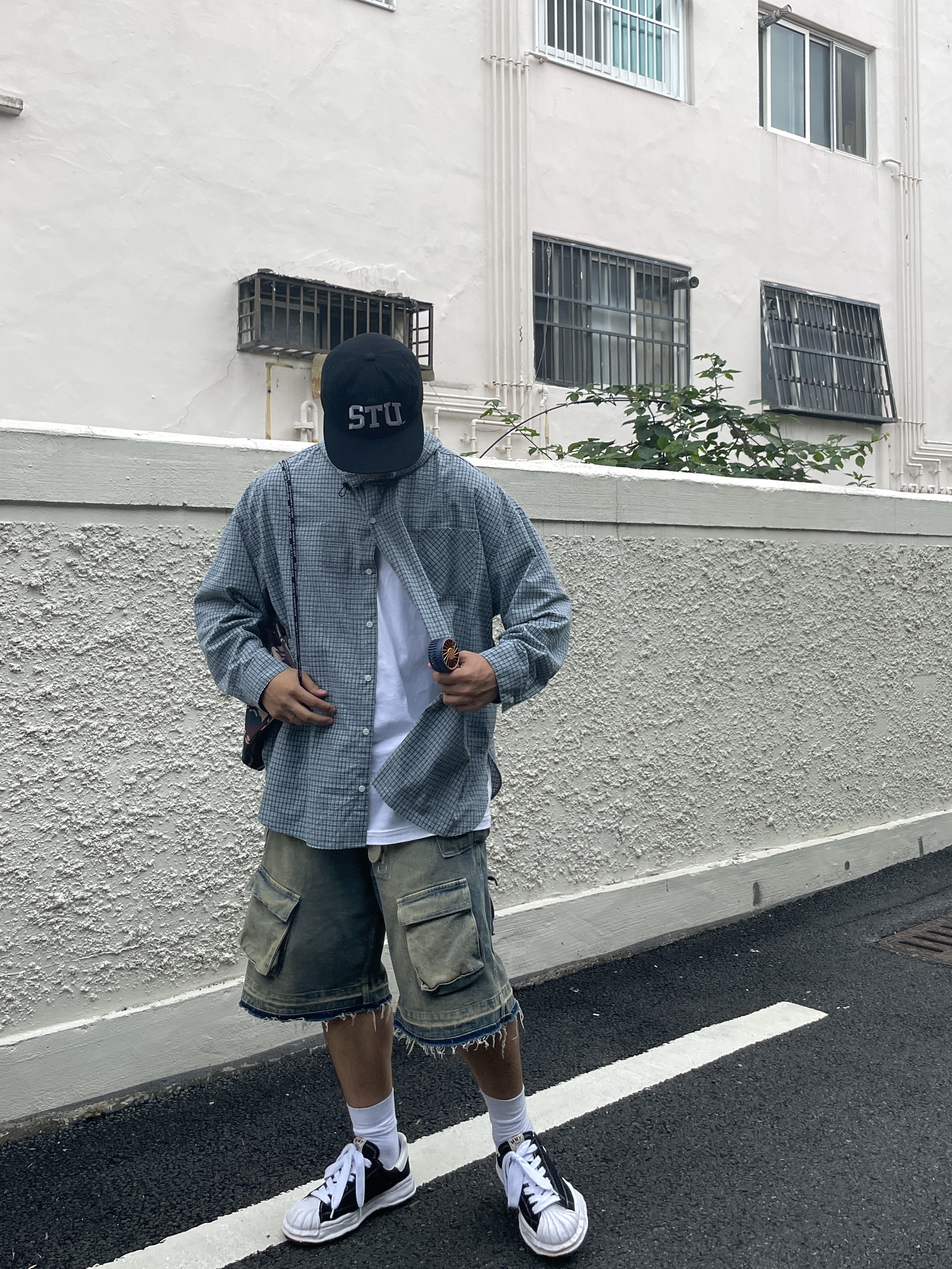 Stussy Stu Arch Strapback Cap Black, Nos Couleurs Old Washed Cargo Denim Shorts Blue 착용 스타일 - 1