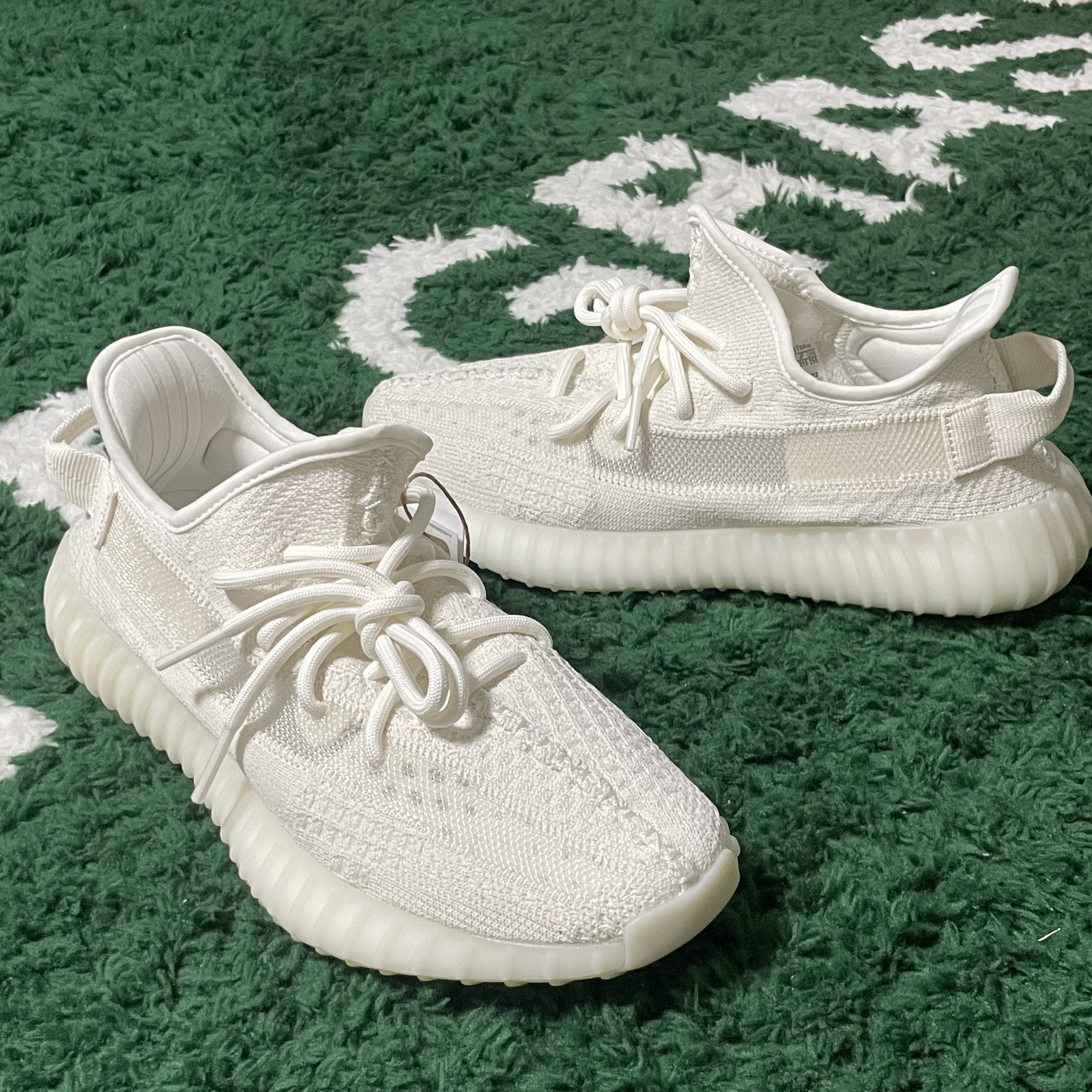 Adidas Yeezy Boost 350 V2 Bone 착용 스타일 - 2