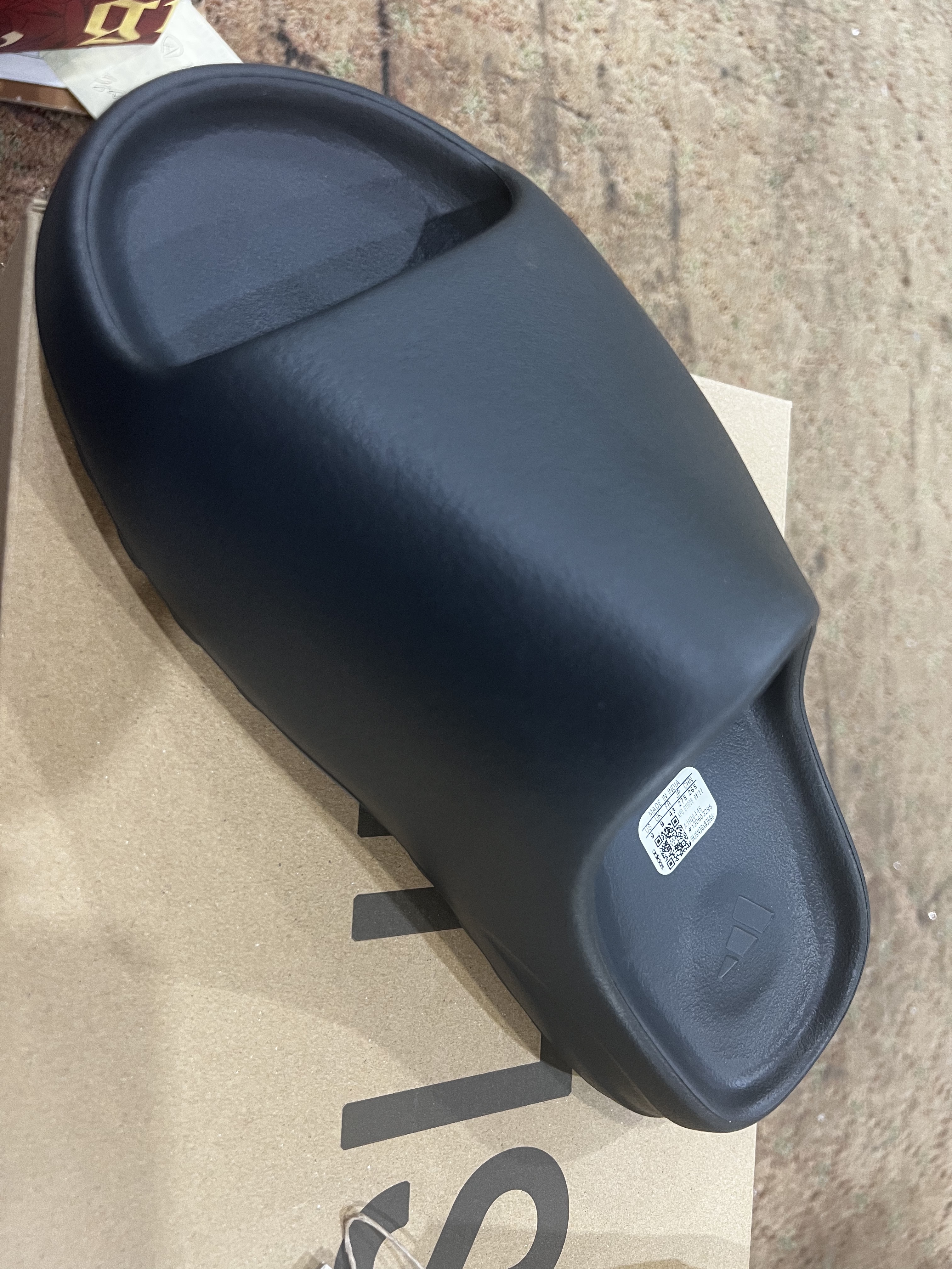 Adidas Yeezy Slide Onyx 착용 스타일