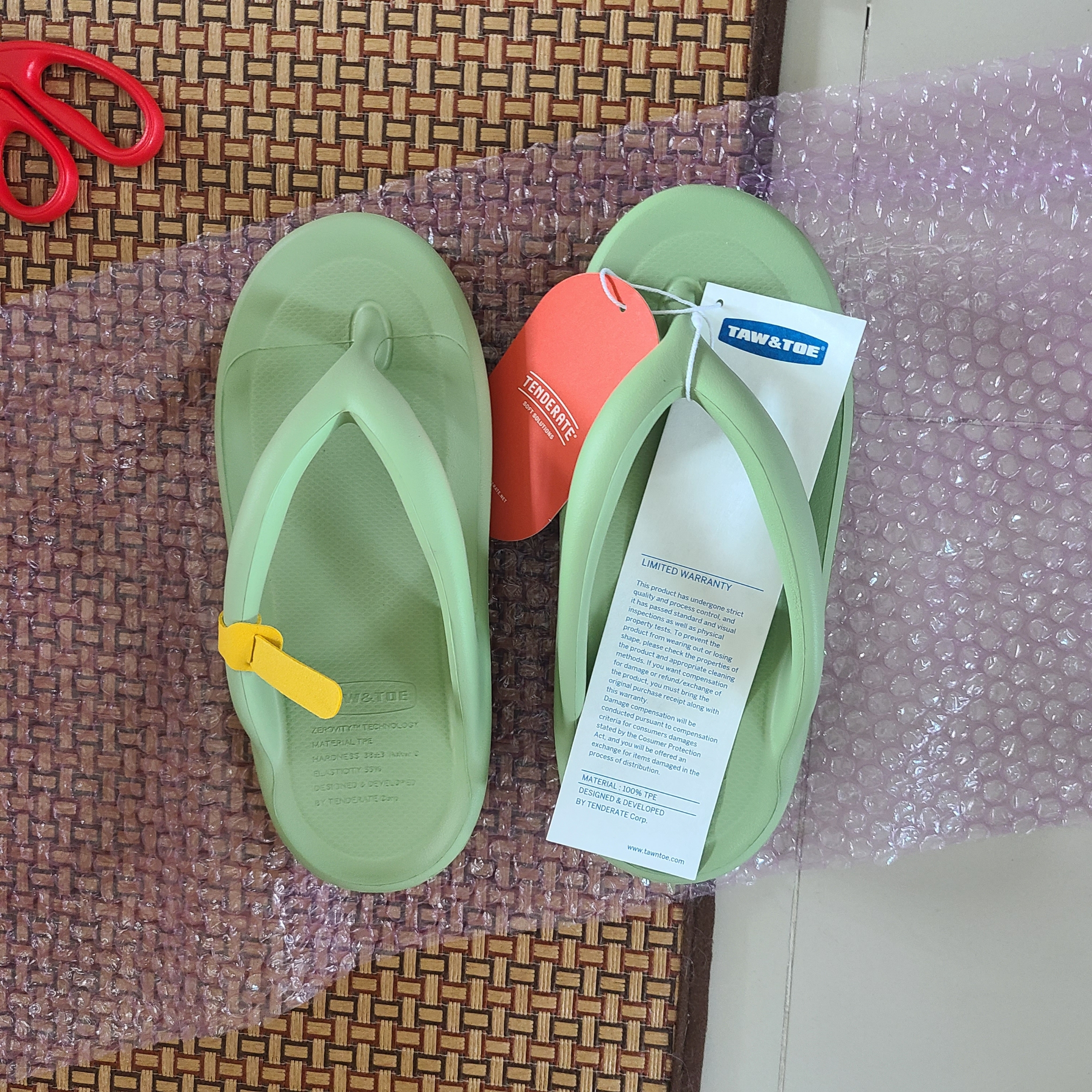 Taw&Toe Flip Flop Zerovity Bio Sage 착용 스타일