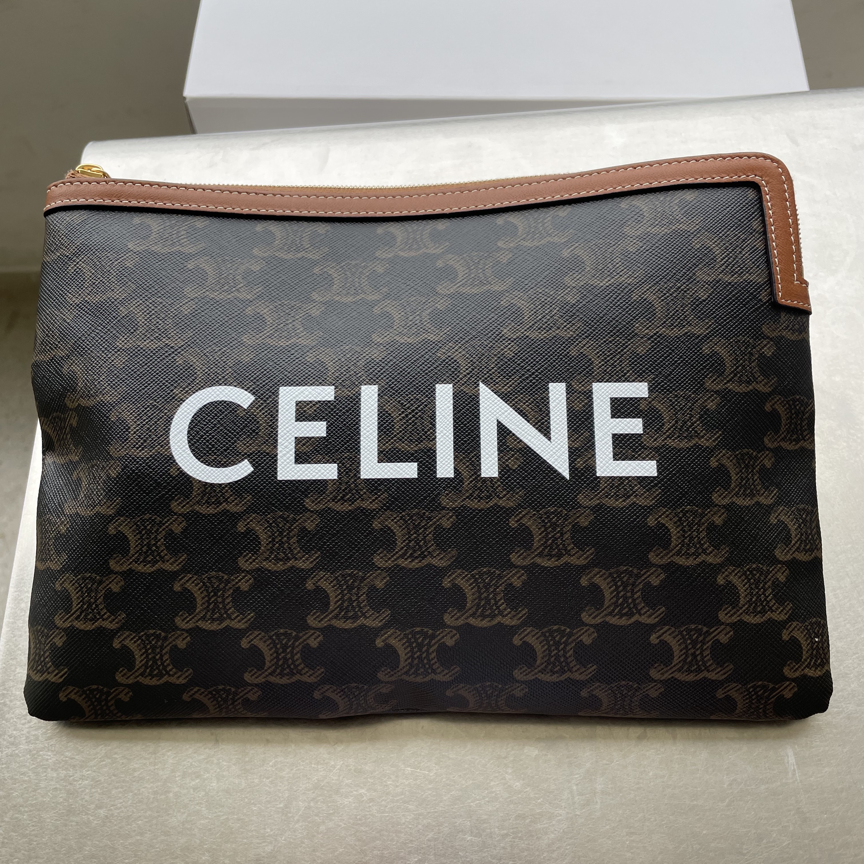 Celine Small Pouch in Triomphe Canvas and Lambskin Tan, New Balance x JJJJound 990v3 Olive 착용 스타일 - 2