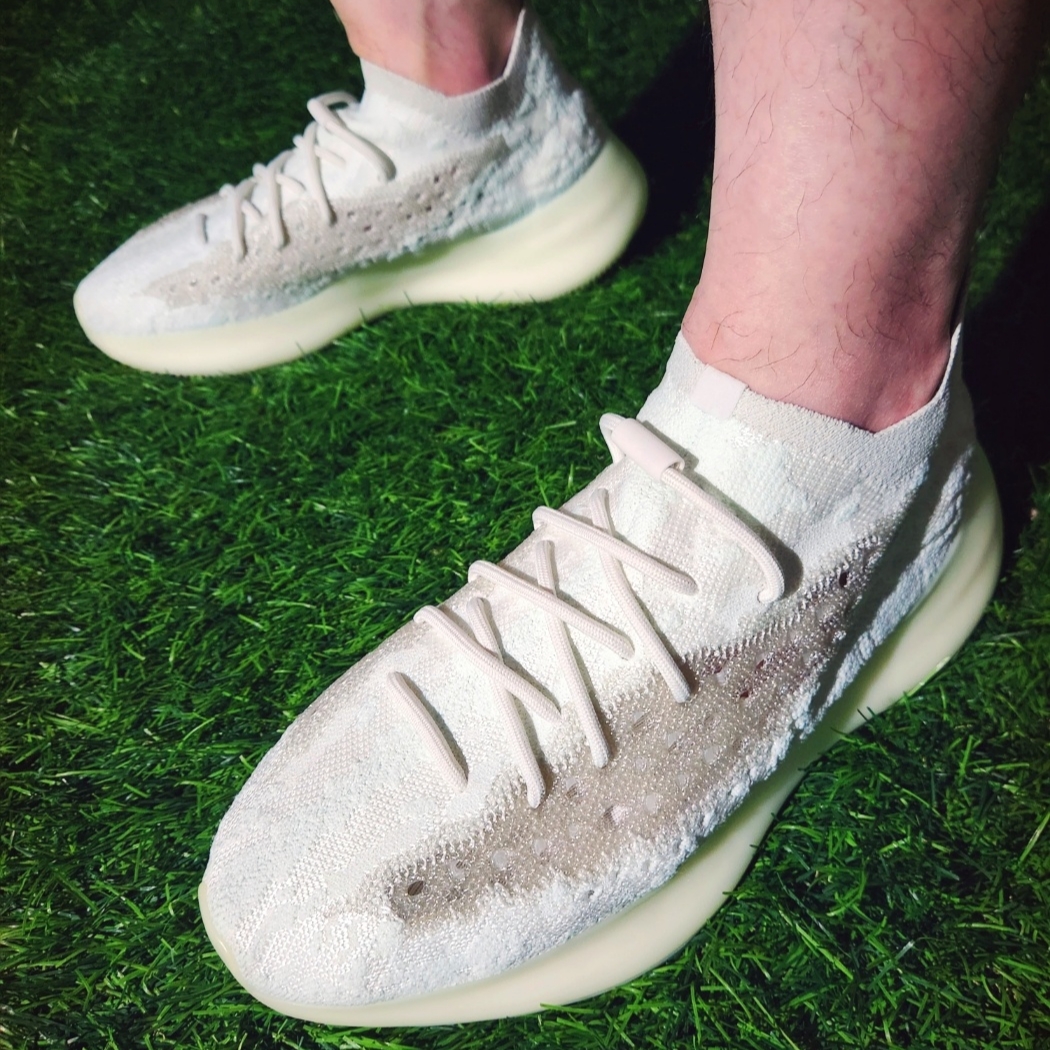 Adidas Yeezy Boost 380 Calcite Glow 착용 스타일 - 4