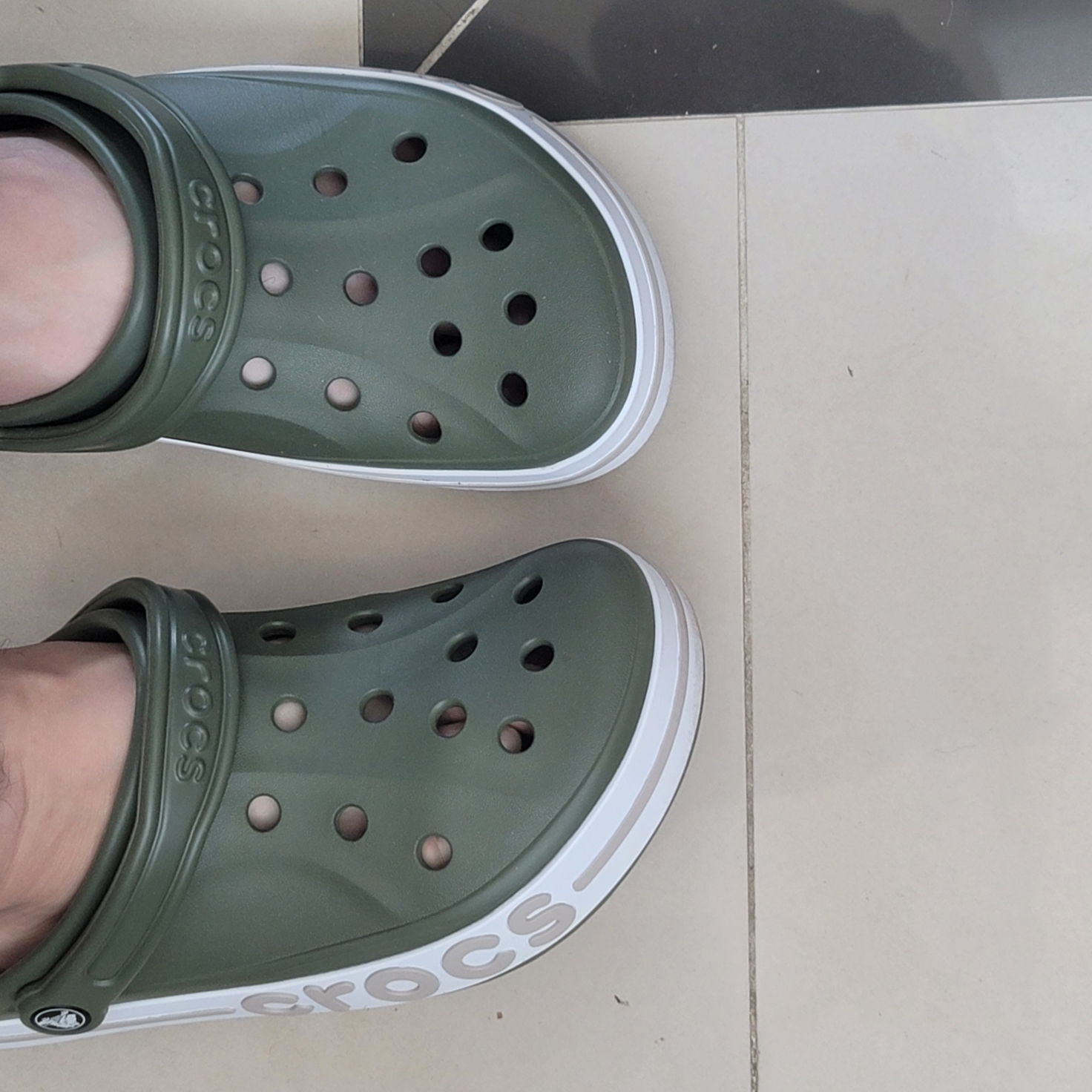 Crocs Bayaband Clog Black White 착용 스타일 - 1