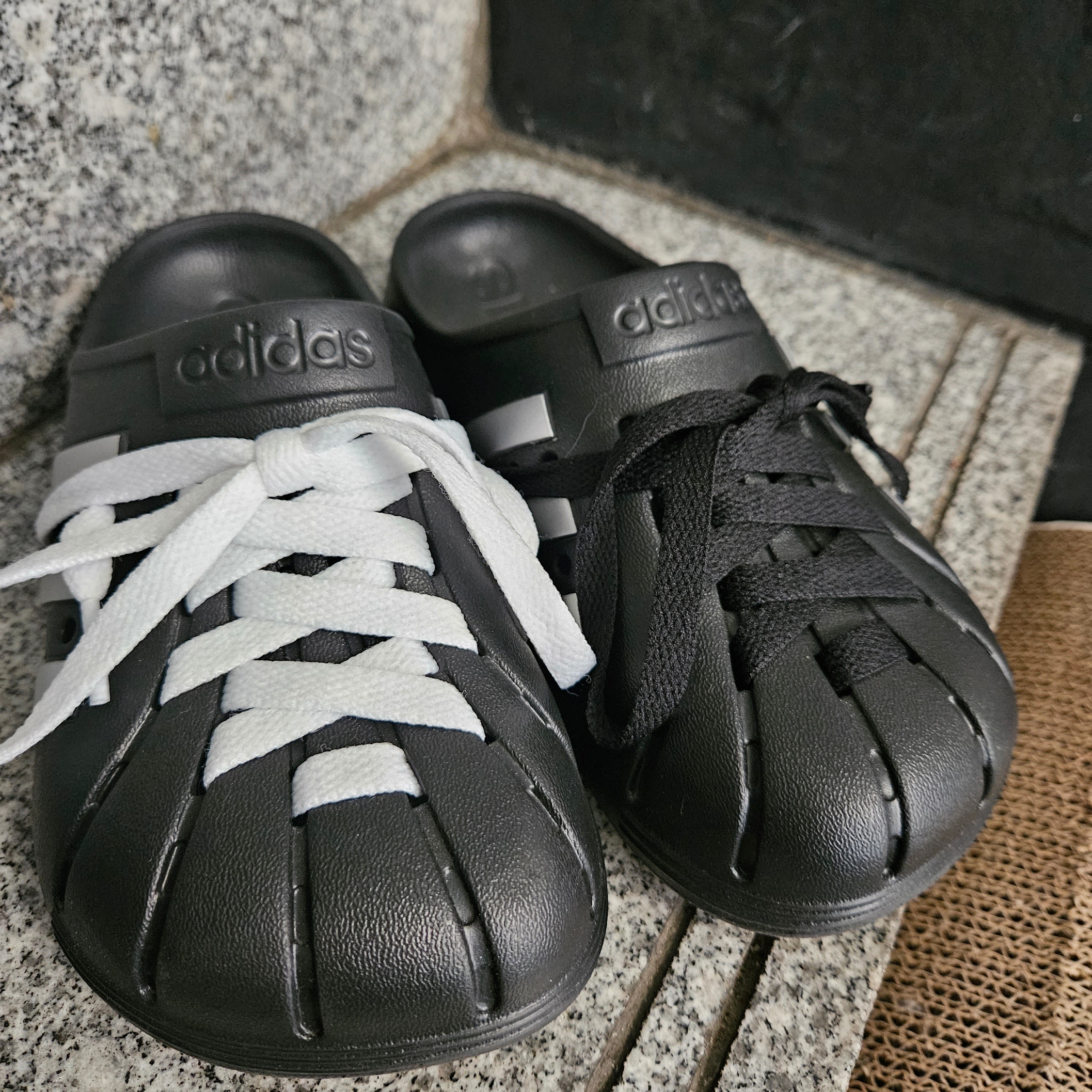 Adidas Adilette Clogs Core Black Silver Metallic 착용 스타일