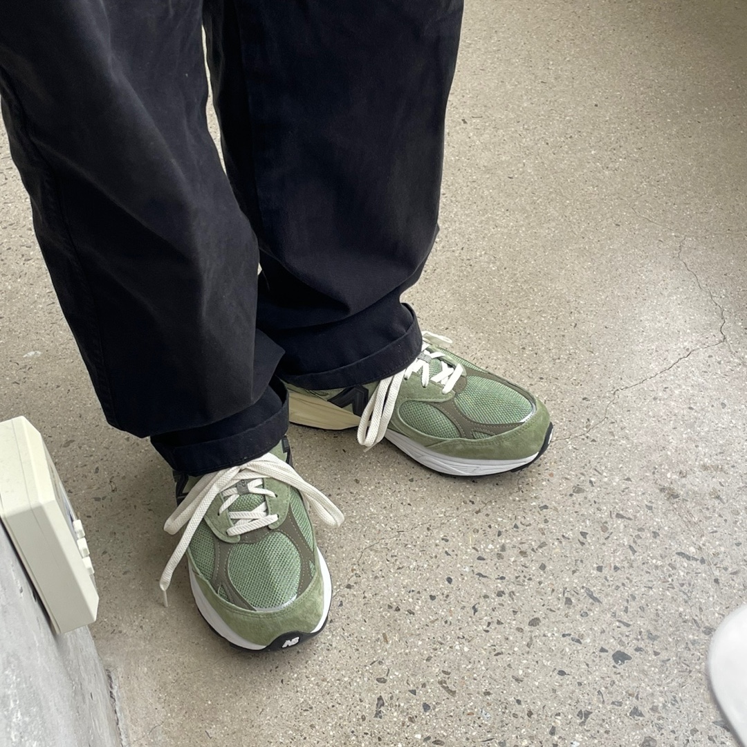 New Balance x JJJJound 990v3 Olive, Celine Small Pouch in Triomphe Canvas and Lambskin Tan 착용 스타일 - 1