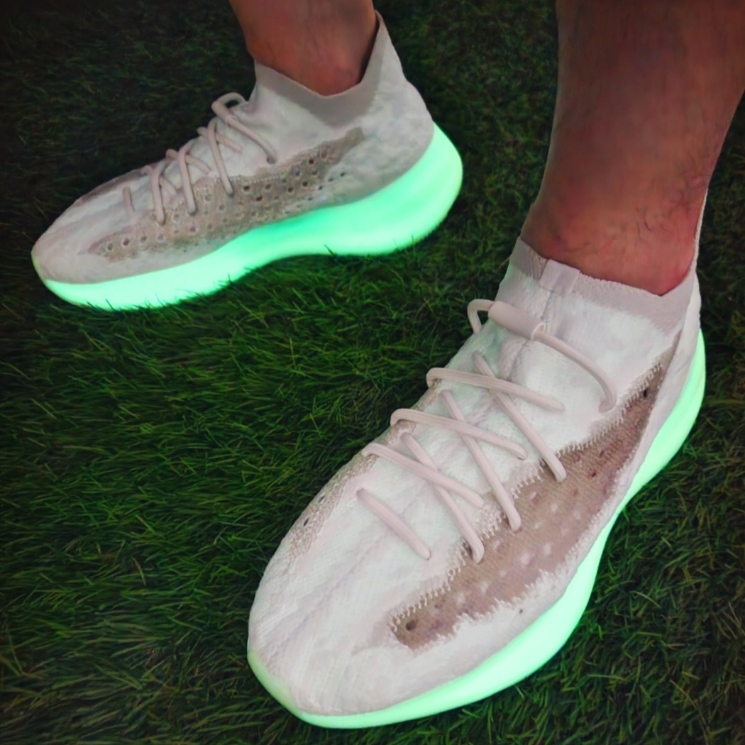 Adidas Yeezy Boost 380 Calcite Glow 착용 스타일 - 5