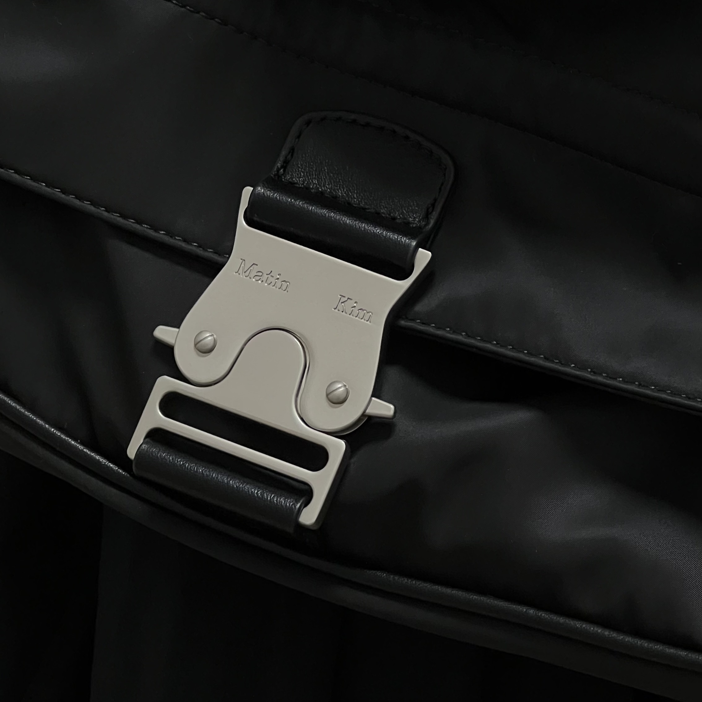 Matin Kim Buckle Bag Black 착용 스타일 - 4