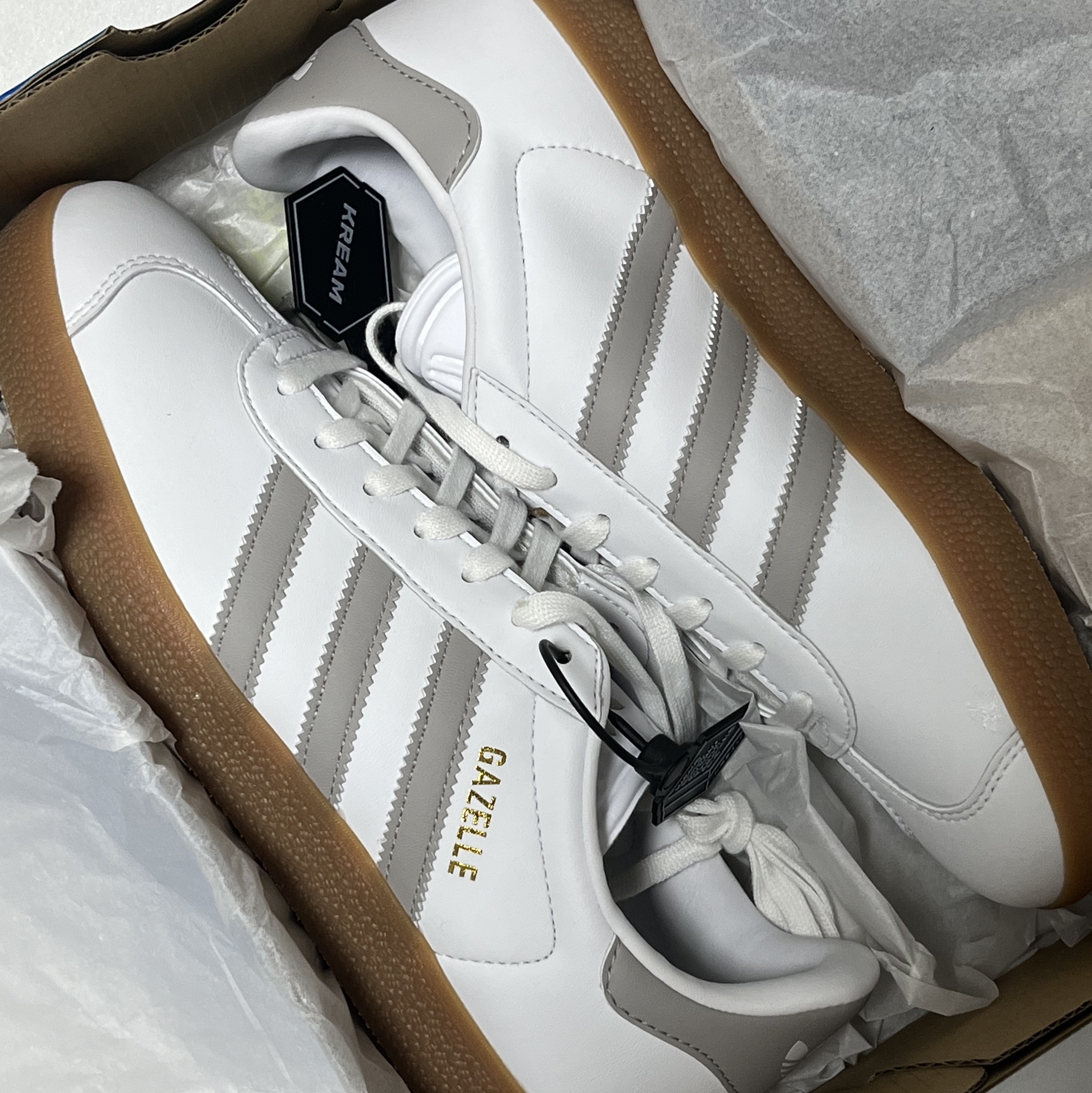 Adidas Gazelle White Grey 착용 스타일