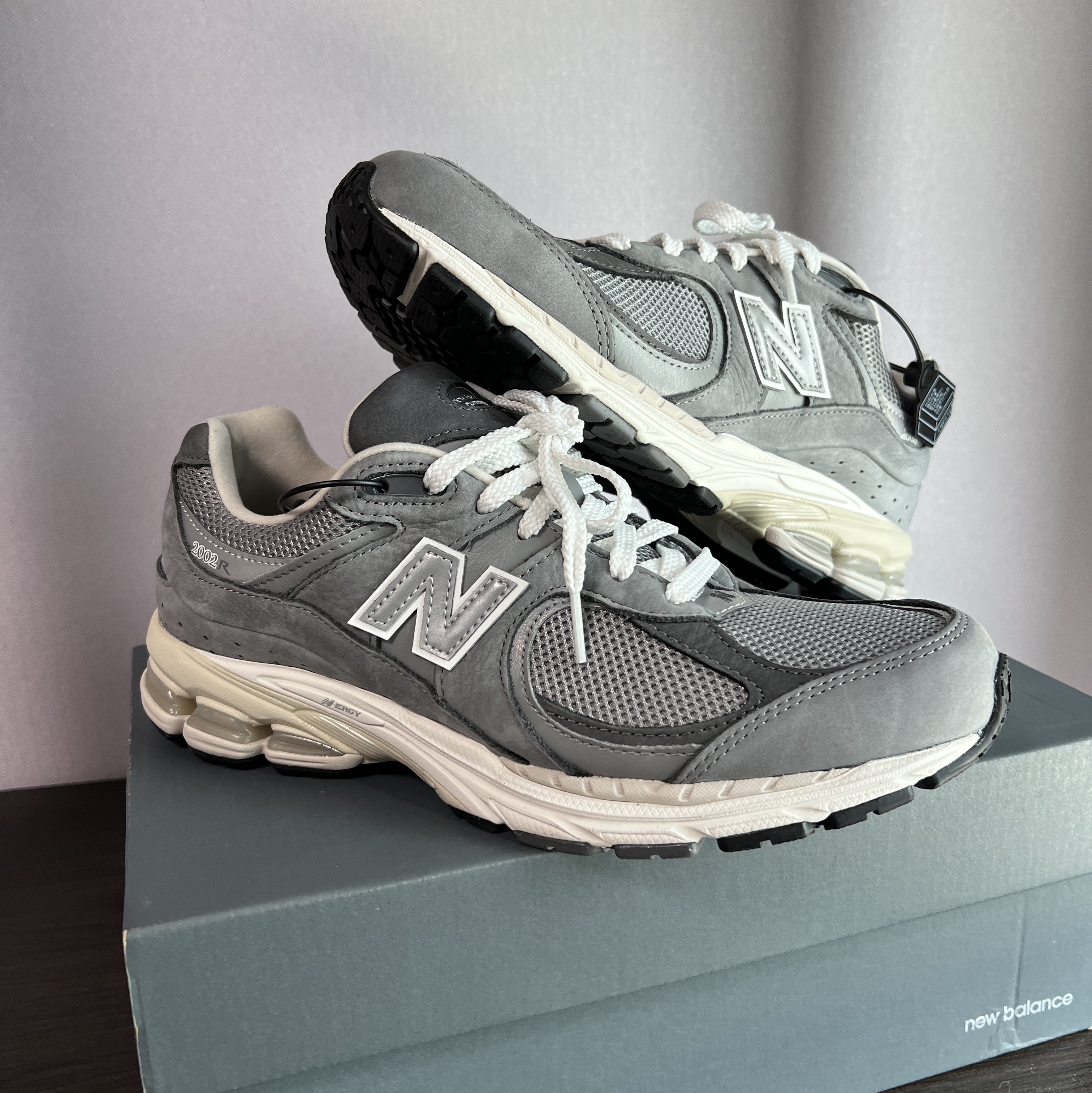New Balance 2002R Premium Vintage Grey 착용 스타일 - 1