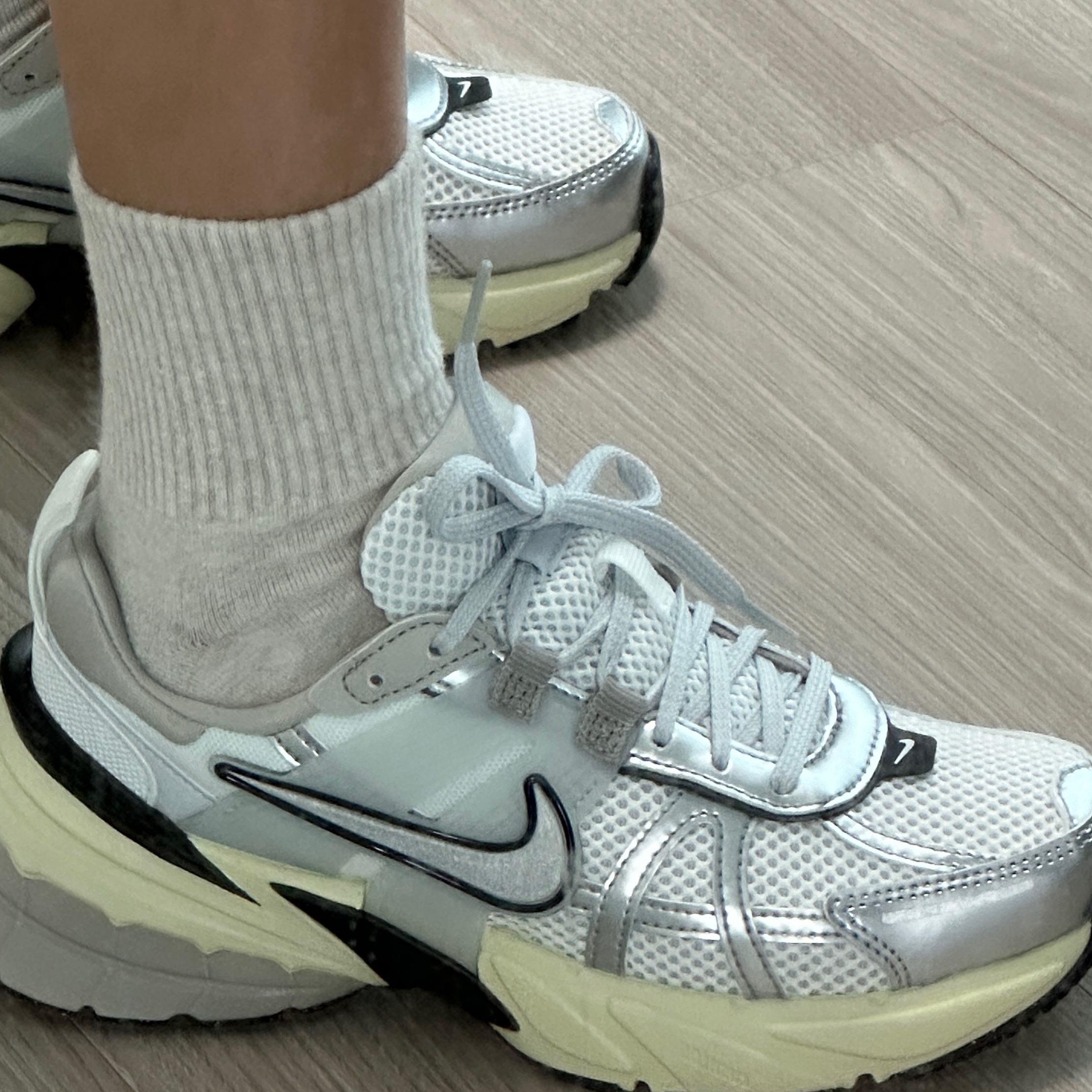 Nike V2K Run Summit White Metallic Silver 착용 스타일
