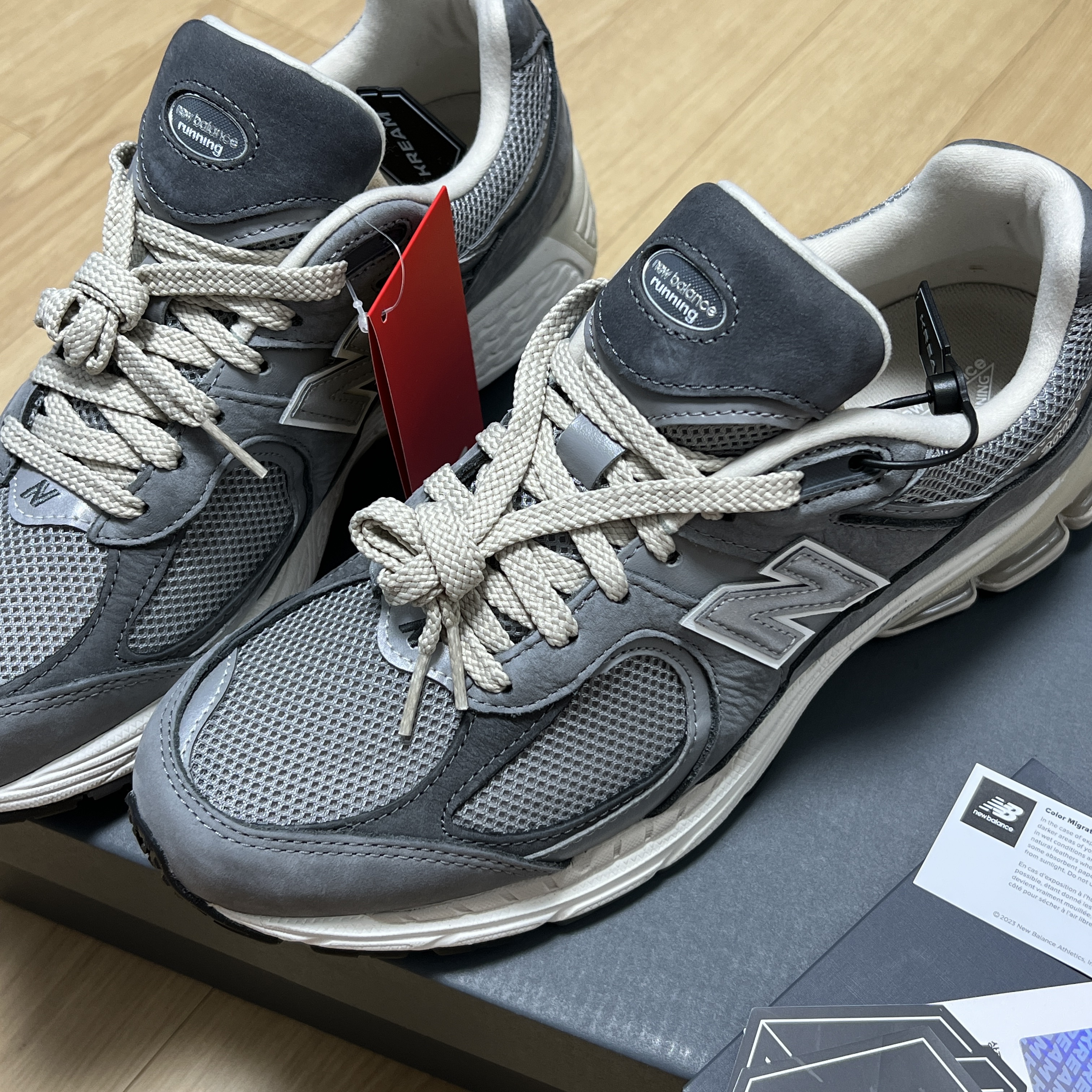New Balance 2002R Premium Vintage Grey 착용 스타일 - 2