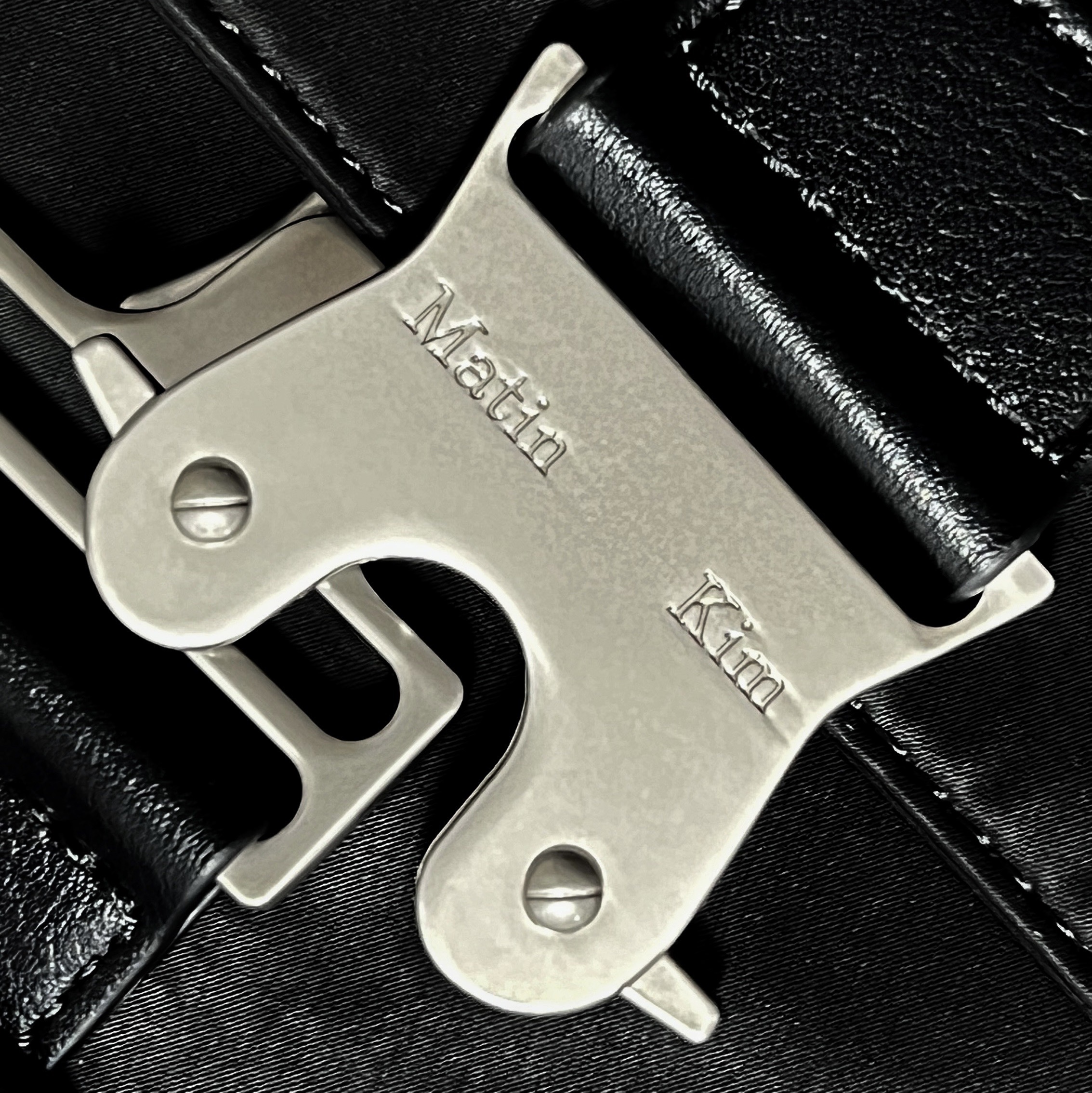 Matin Kim Buckle Bag Black 착용 스타일 - 1