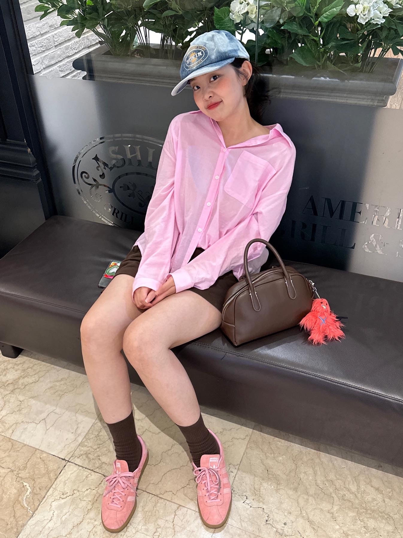 Adidas Bermuda Glow Pink 착용 스타일 - 1