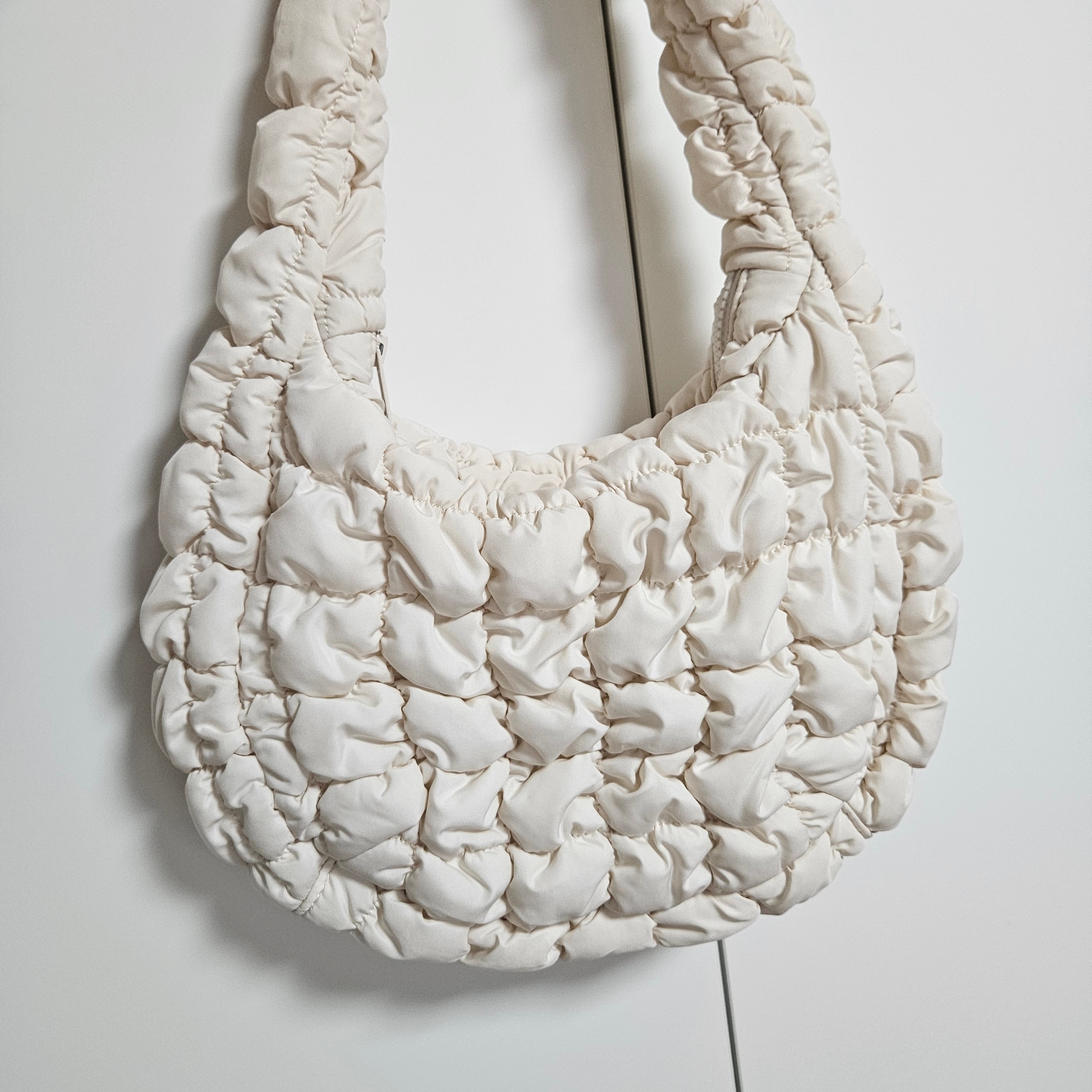 COS Quilted Mini Bag Cream 착용 스타일
