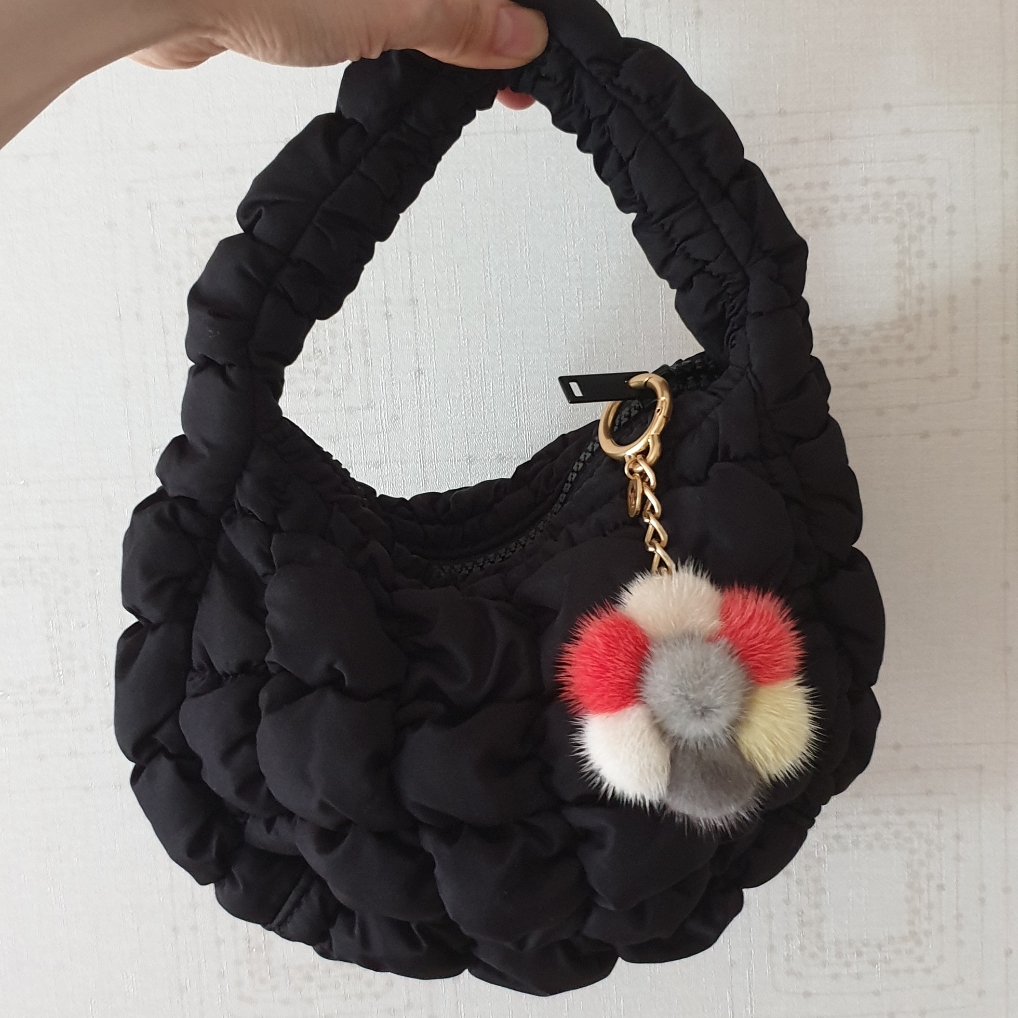 COS Quilted Micro Bag Black 착용 스타일