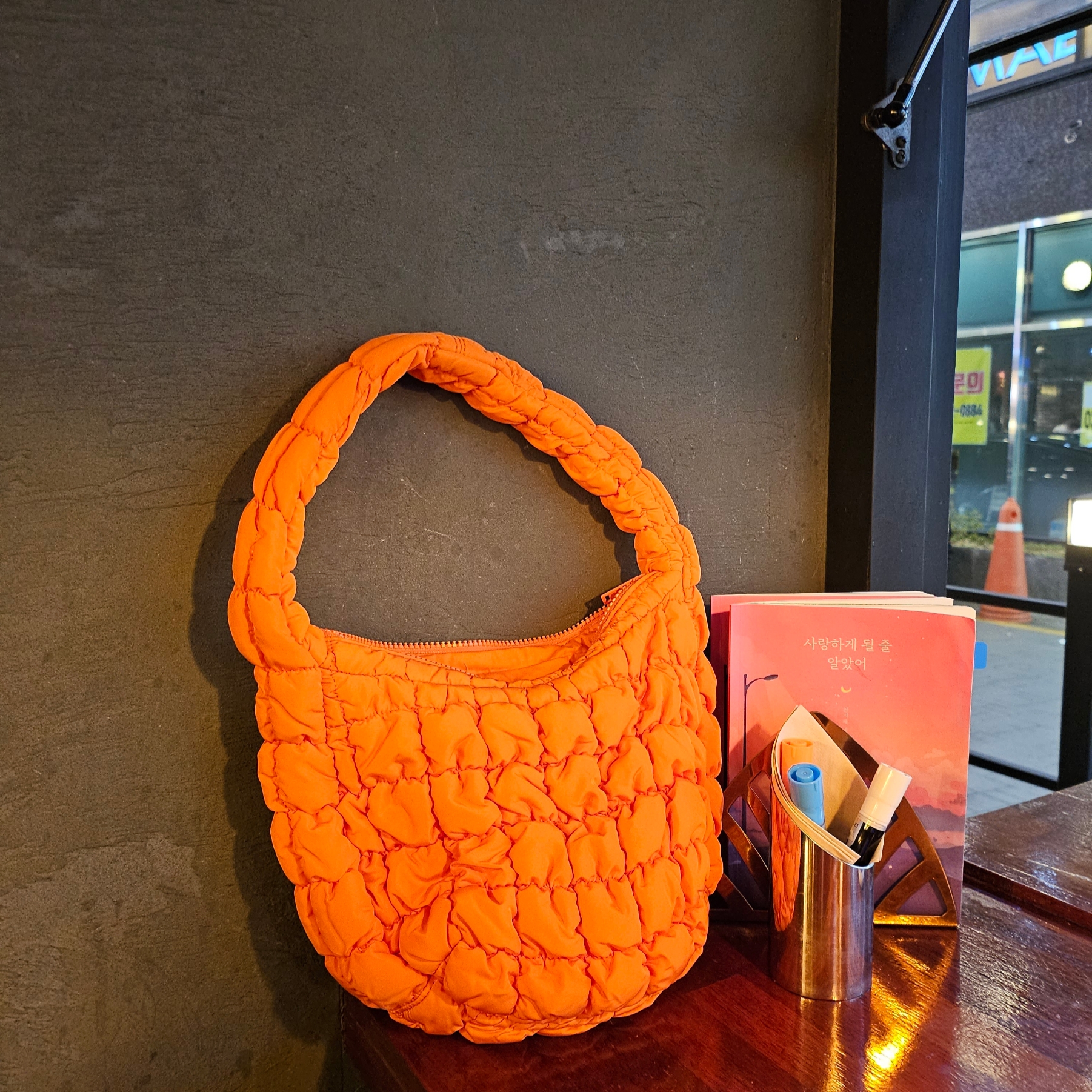 COS Quilted Mini Bag Bright Orange 착용 스타일 - 2
