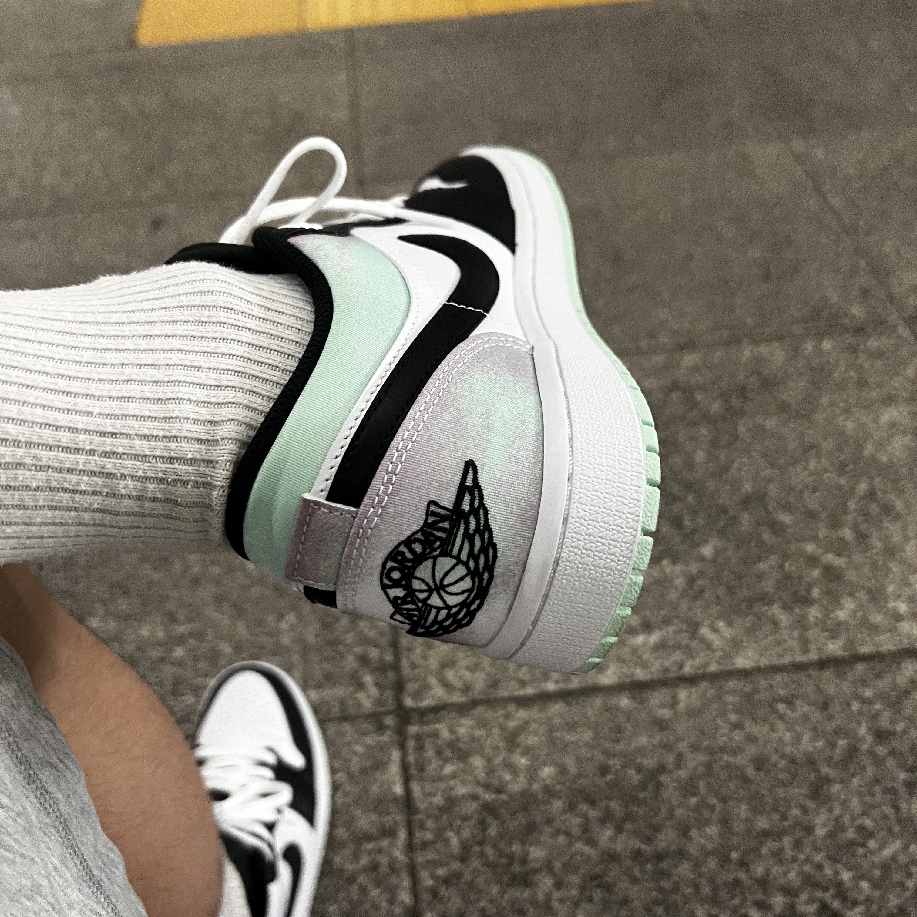 Jordan 1 Low SE White Black Tie-Dye 착용 스타일 - 5