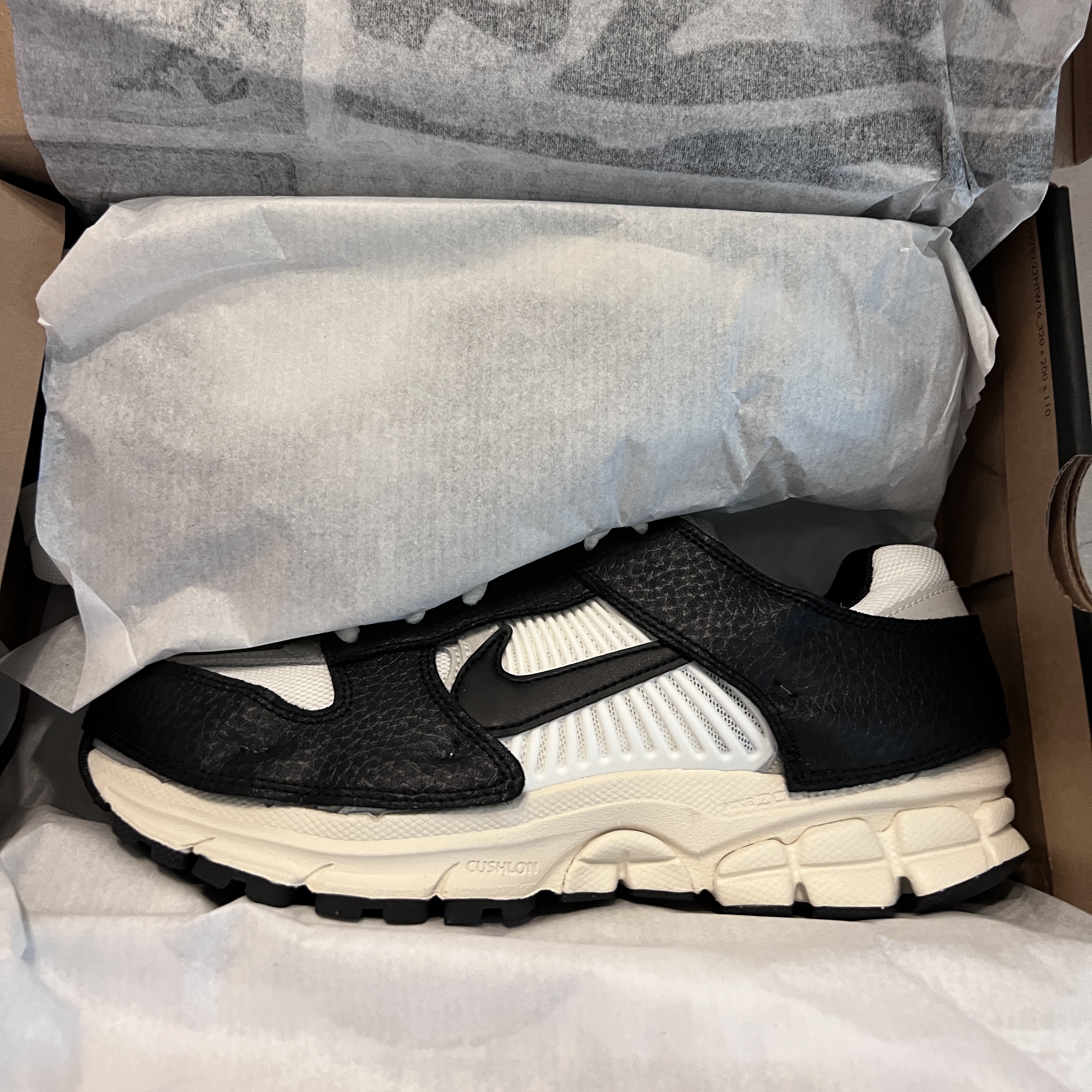 (W) Nike Zoom Vomero 5 Wolf Grey and Black 착용 스타일