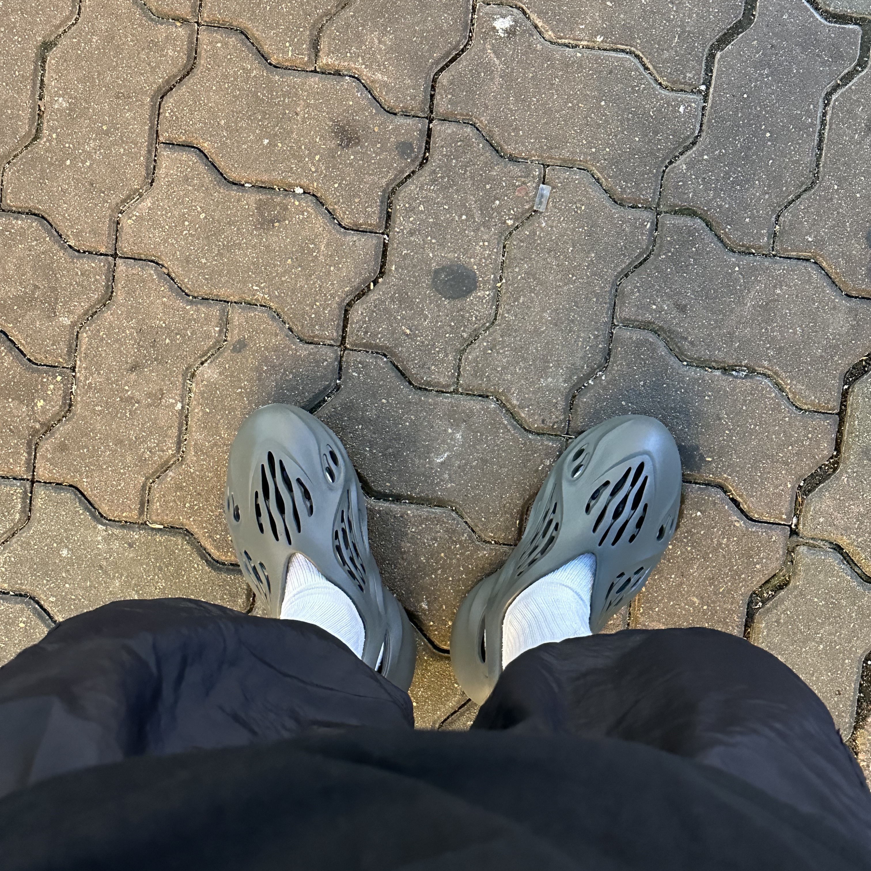 Adidas Yeezy Foam RNNR Carbon 착용 스타일